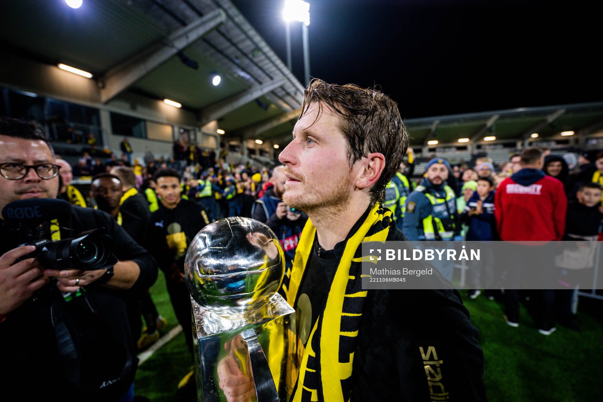 Häckens Erik Friberg jublar med pokalen