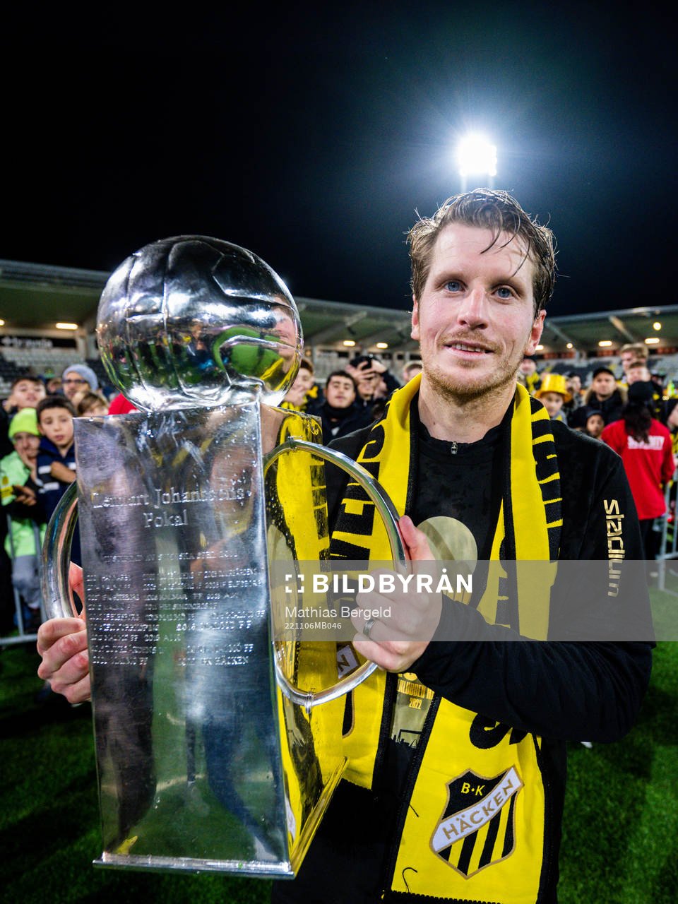 Häckens Erik Friberg jublar med pokalen