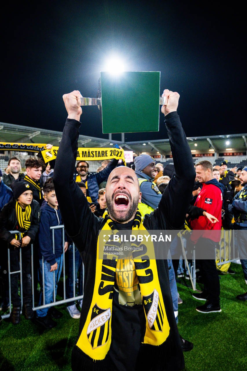 Häckens assisterande tränare Martin Foyston  jublar med