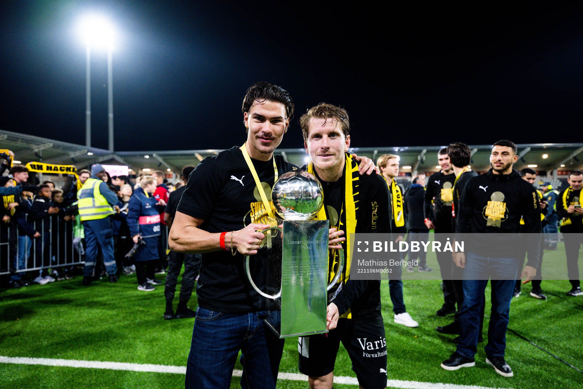 Häckens William Milovanovic och Erik Friberg jublar med