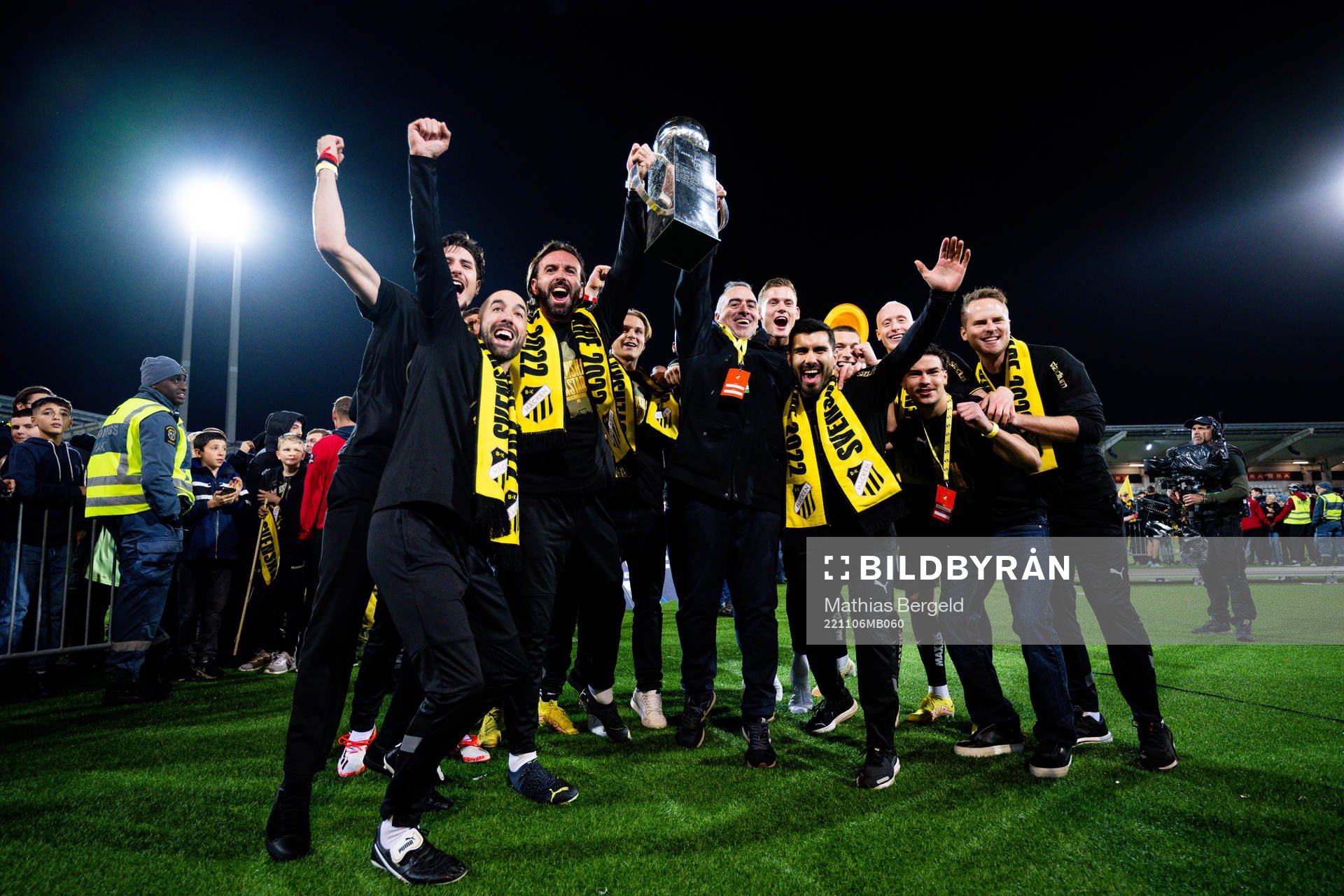 Häckens ledare och spelare jublar med pokalen