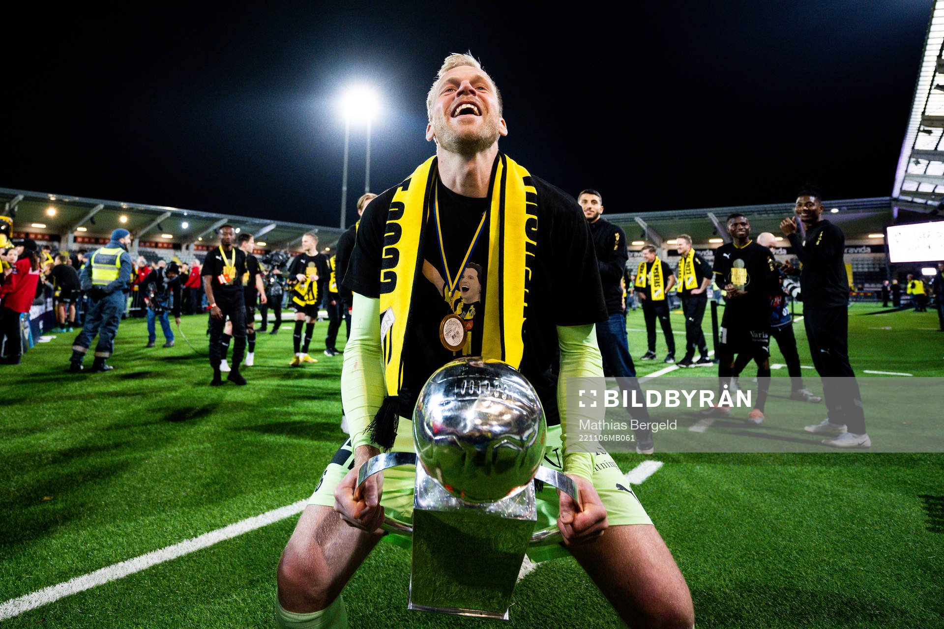 Häckens målvakt Peter Abrahamsson jublar med pokalen