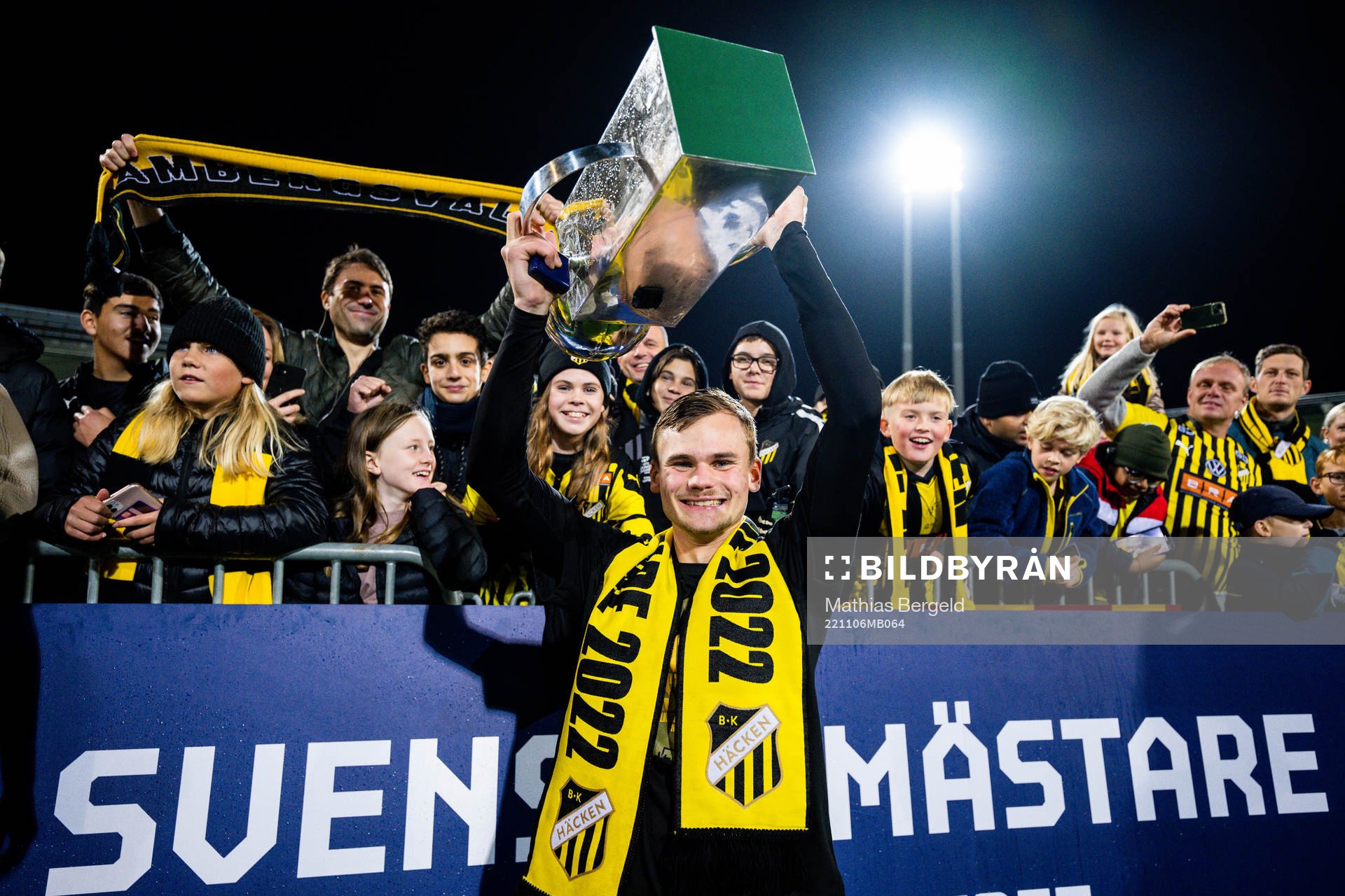 Häckens Oscar Uddenäs jublar med pokalen