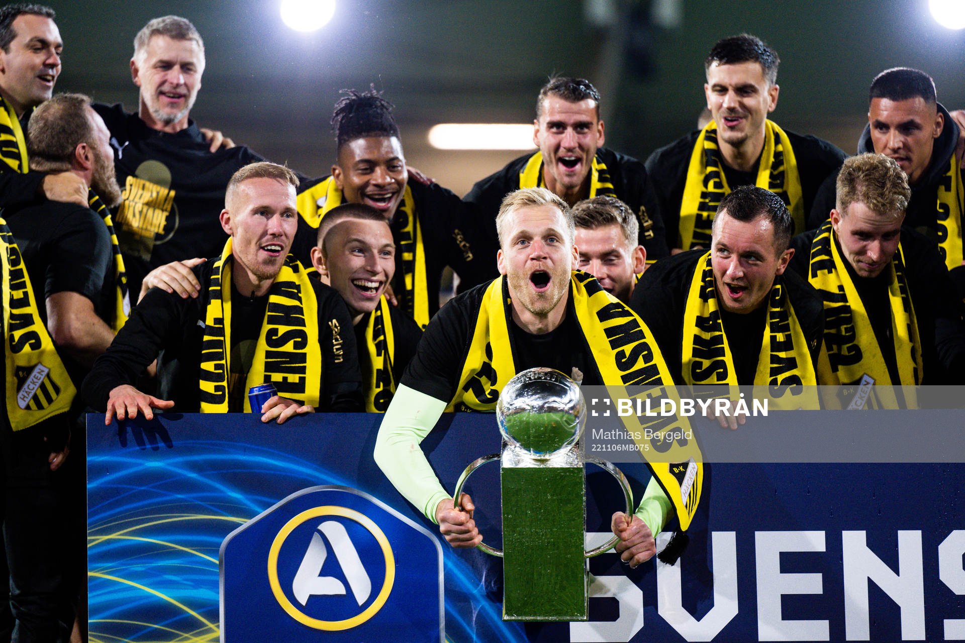 Häckens målvakt Peter Abrahamsson jublar med pokalen