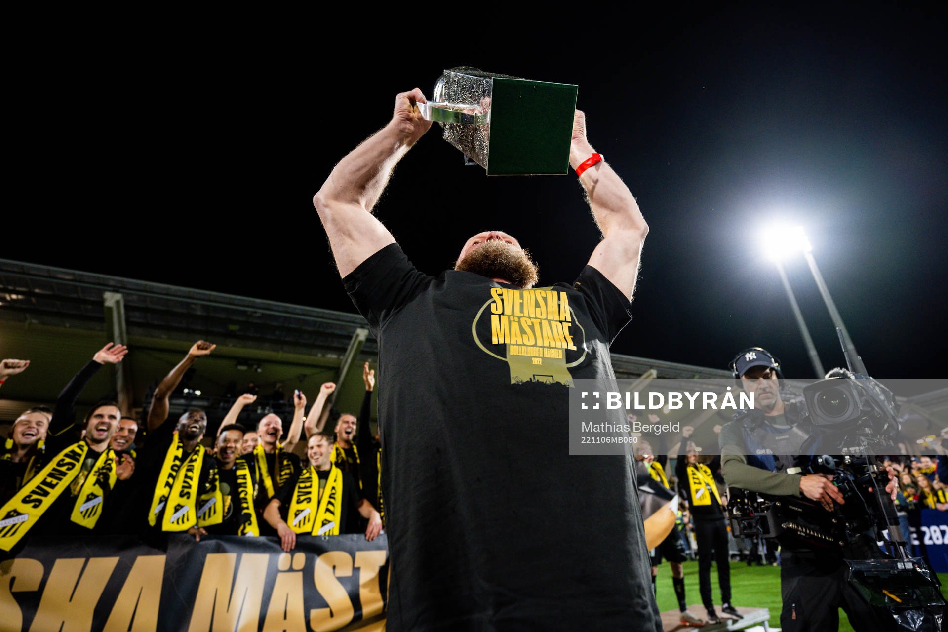Häckens fystränare Nicklas Möller jublar med pokalen