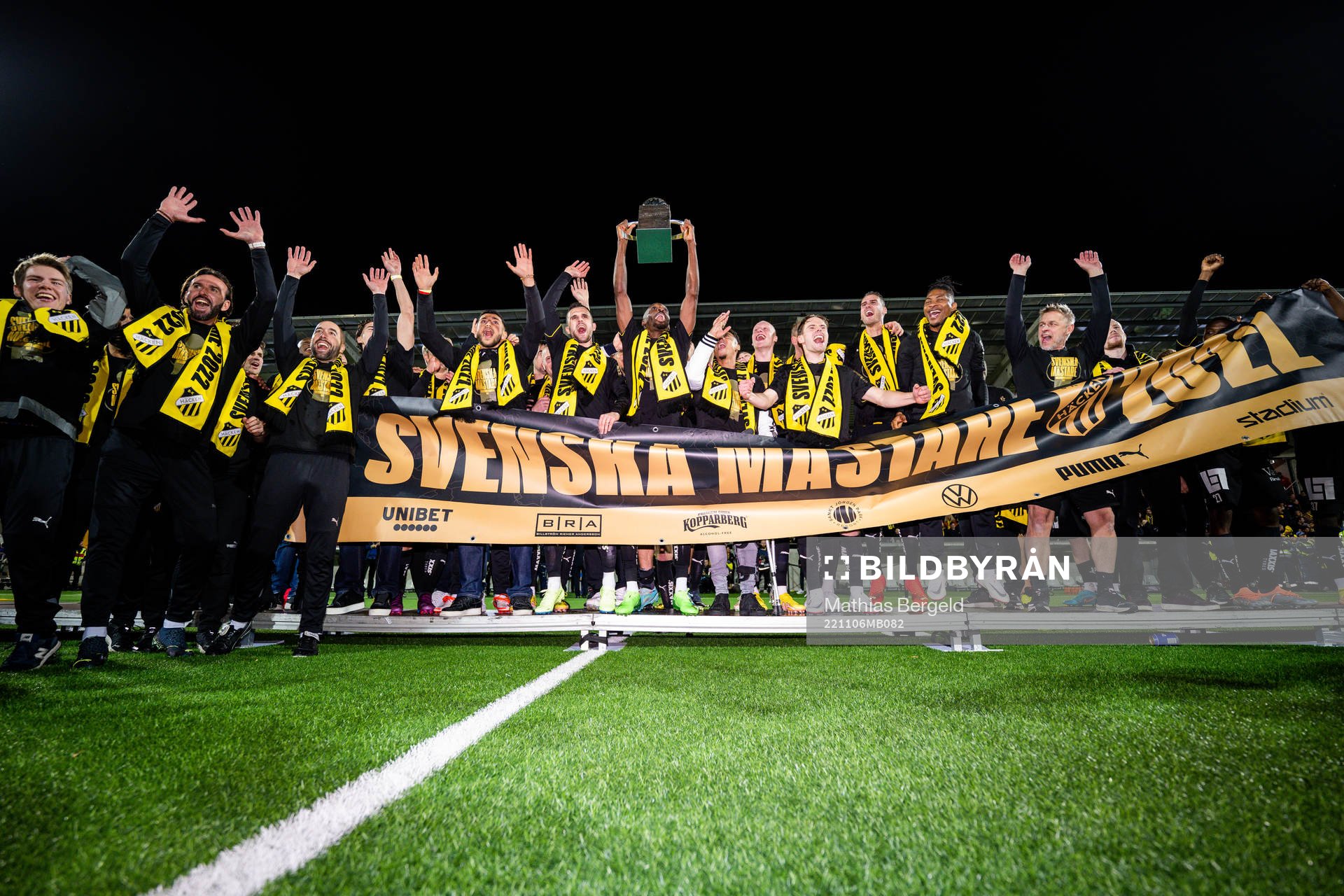 Häckens spelare jublar med pokalen