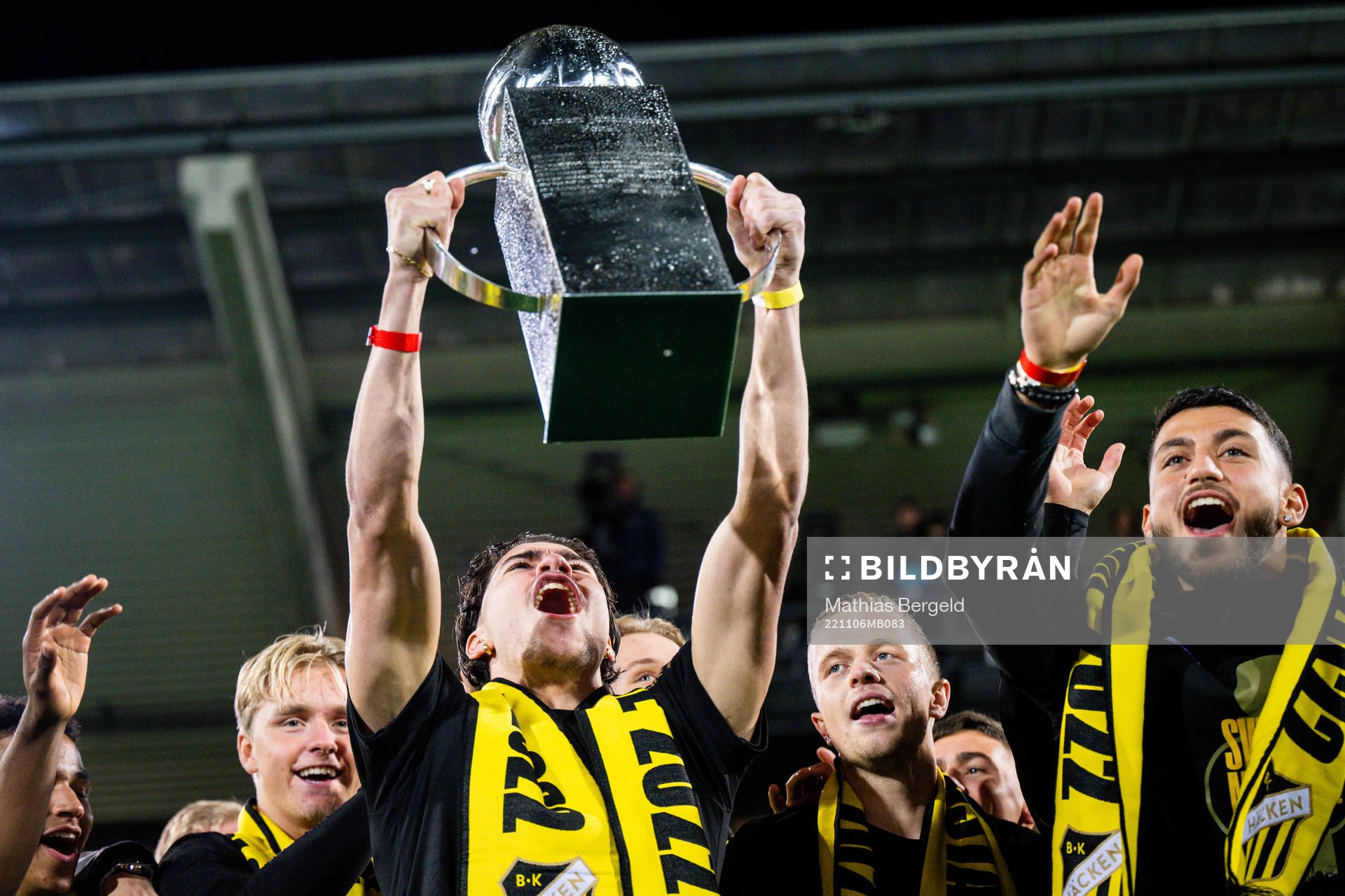 Häckens William Milovanovic jublar med pokalen efter fotbollsmatchen i Allsvenskan mellan Häcken och IFK Norrköping den 6 november 2022 i Göteborg.