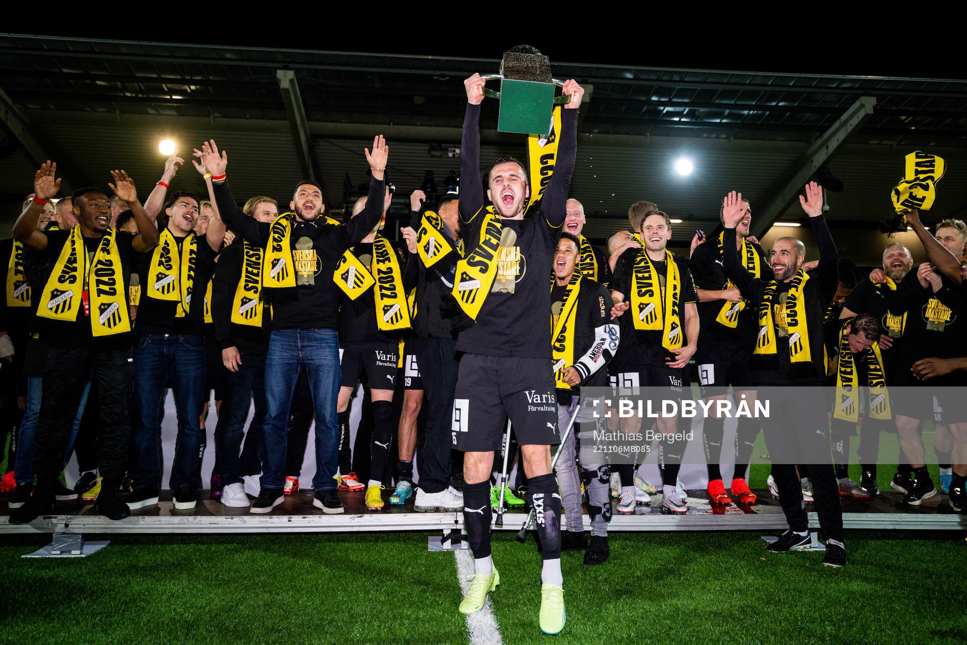 Häckens Kadir Hodzic jublar med pokalen