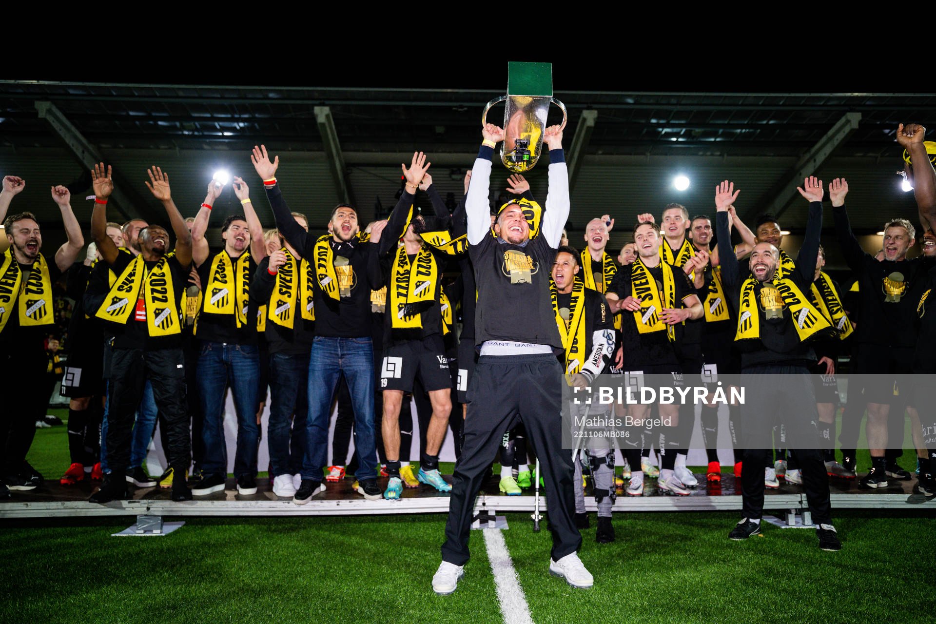 Häckens Ali Youssef jublar med pokalen