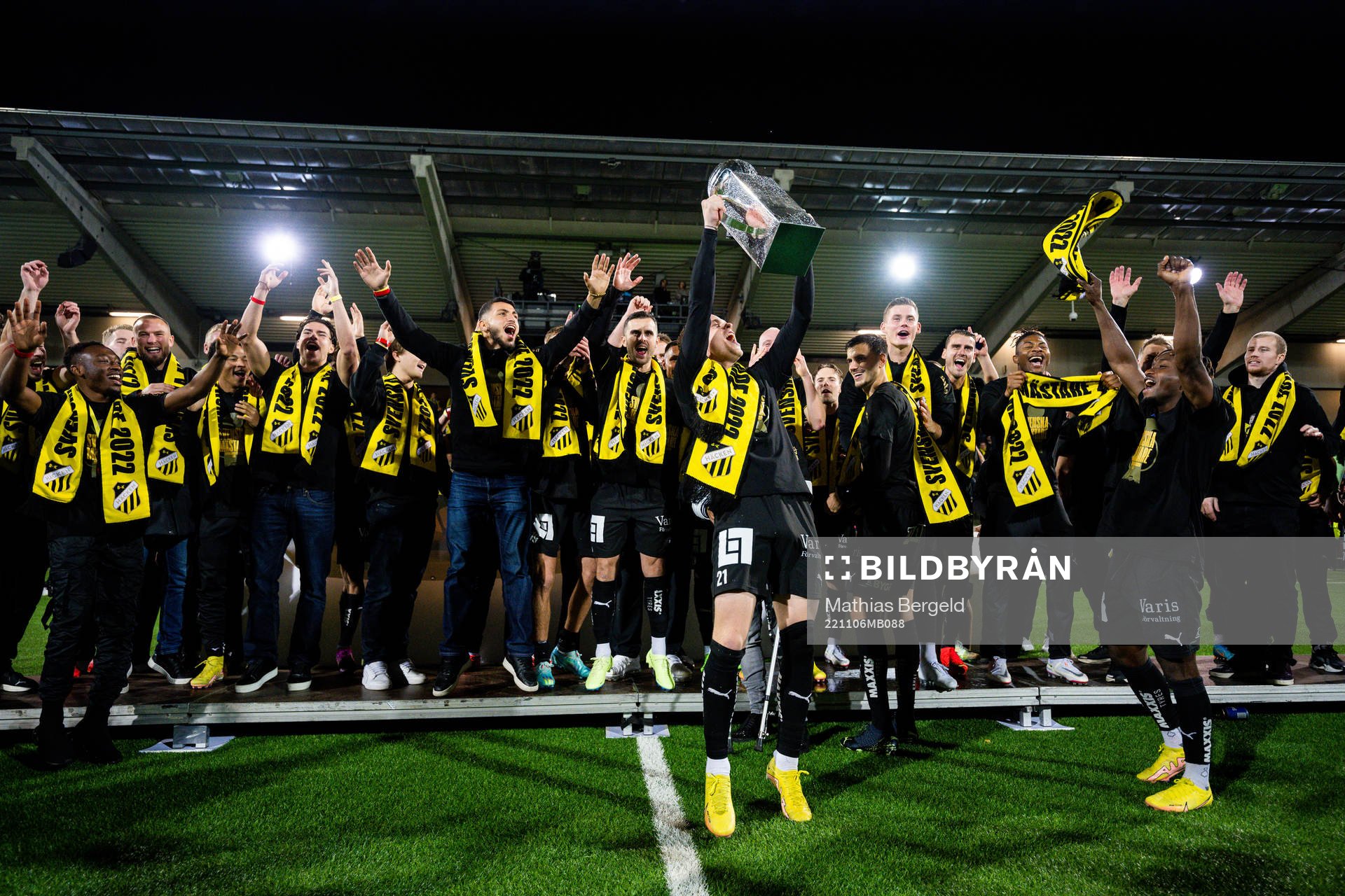 Häckens Tomas Olai Totland jublar med pokalen