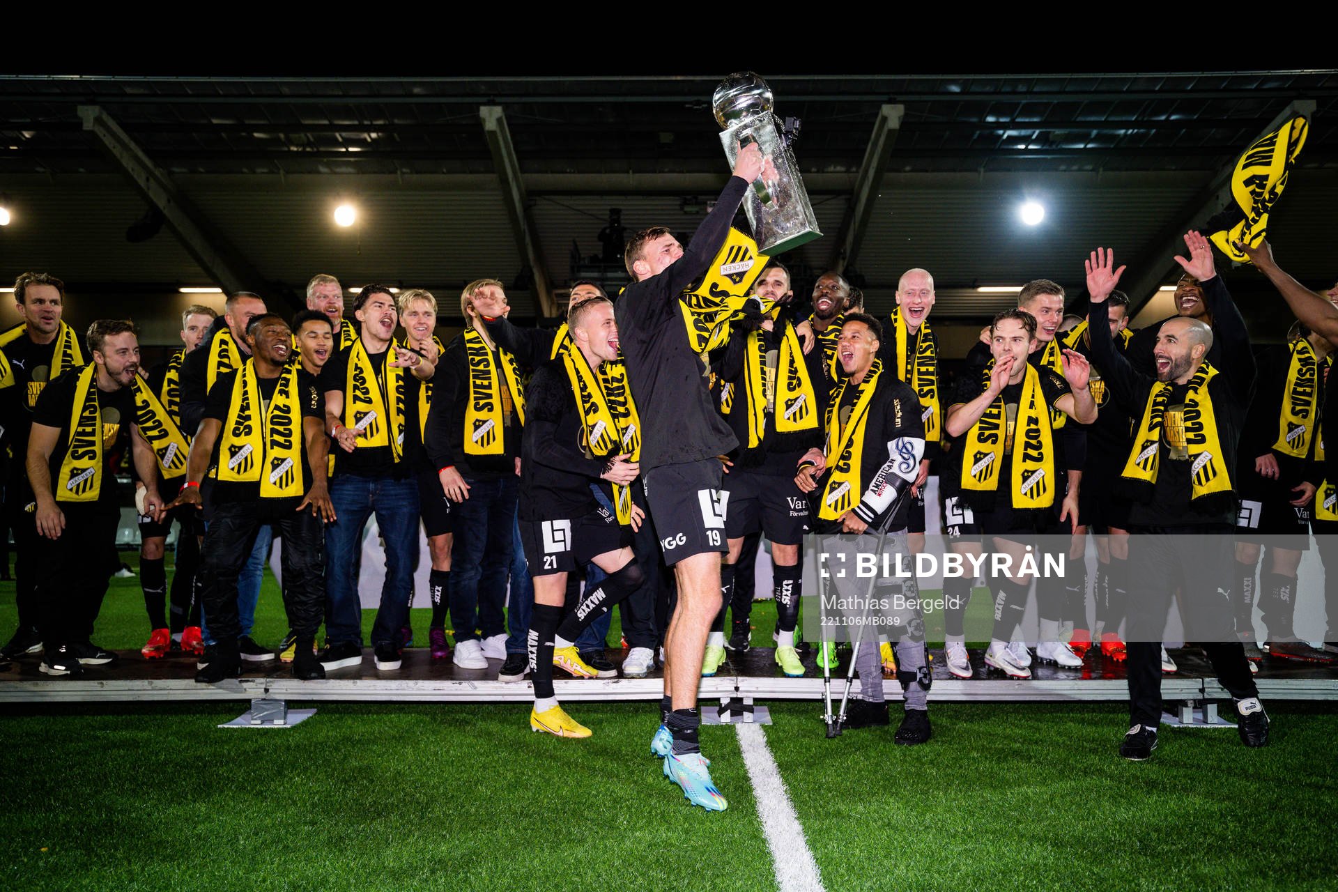 Häckens Oscar Uddenäs jublar med pokalen