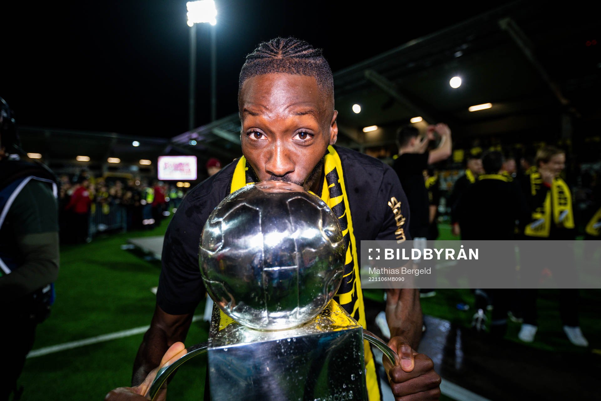 Häckens Blair Sebastian Turgott jublar med pokalen