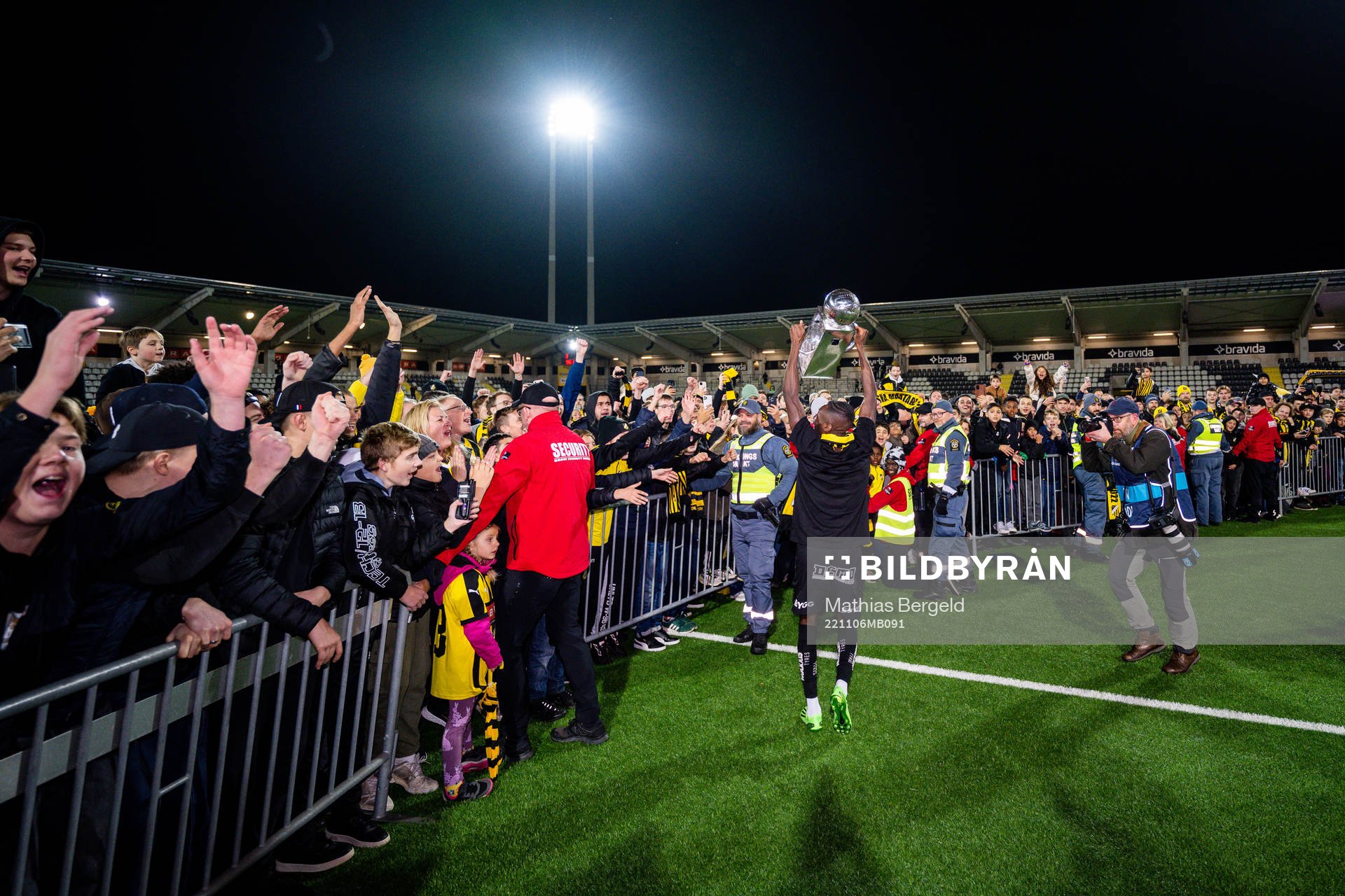 Häckens Blair Sebastian Turgott jublar med pokalen