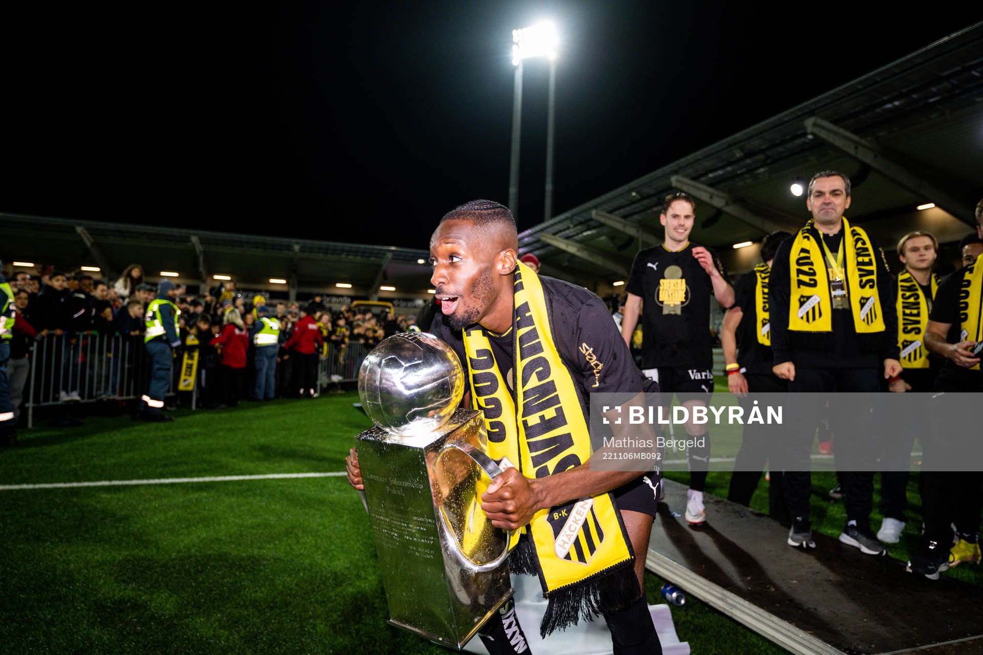 Häckens Blair Sebastian Turgott jublar med pokalen