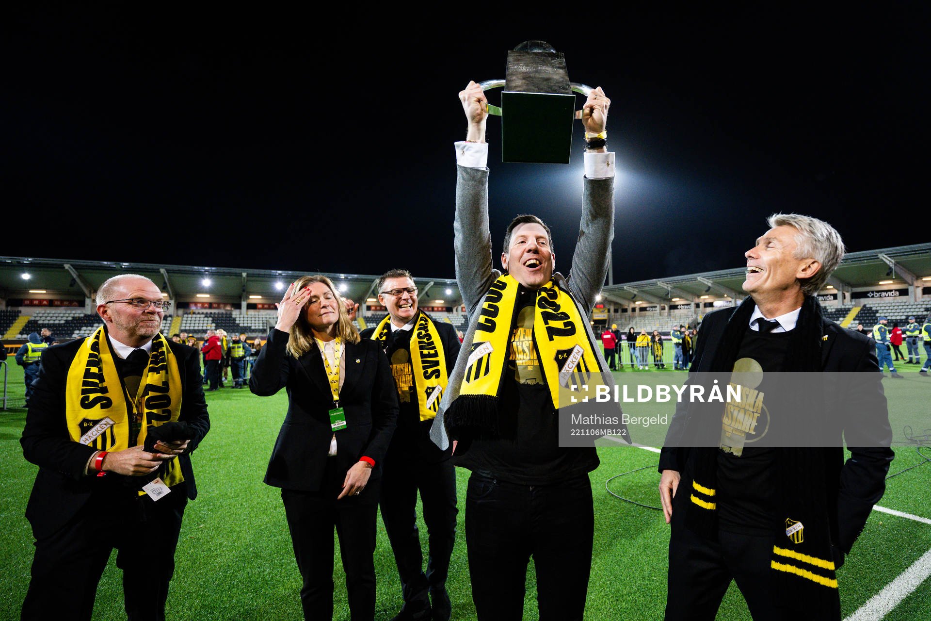 Häckens ordförande Anders Billström, ledamot Lousie Karlsson, ledamot Johan Lövqvist, suppleant Johan Zachrisson och ledamot Martin Olofsson jublar med pokalen efter fotbollsmatchen i Allsvenskan mellan Häcken och IFK Norrköping den 6 november 2022 i Göteborg.