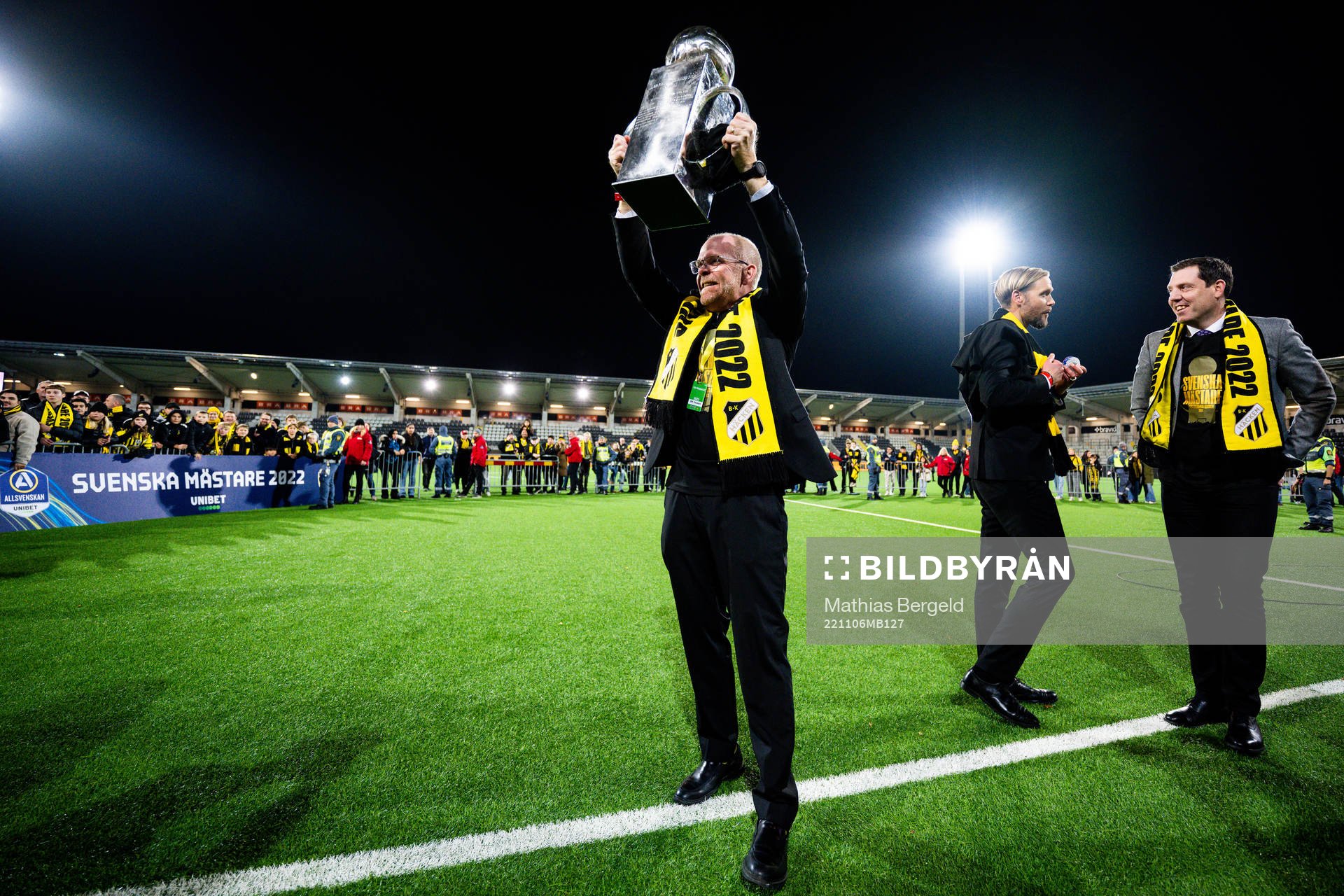 Häckens ordförande Anders Billström jublar med pokalen