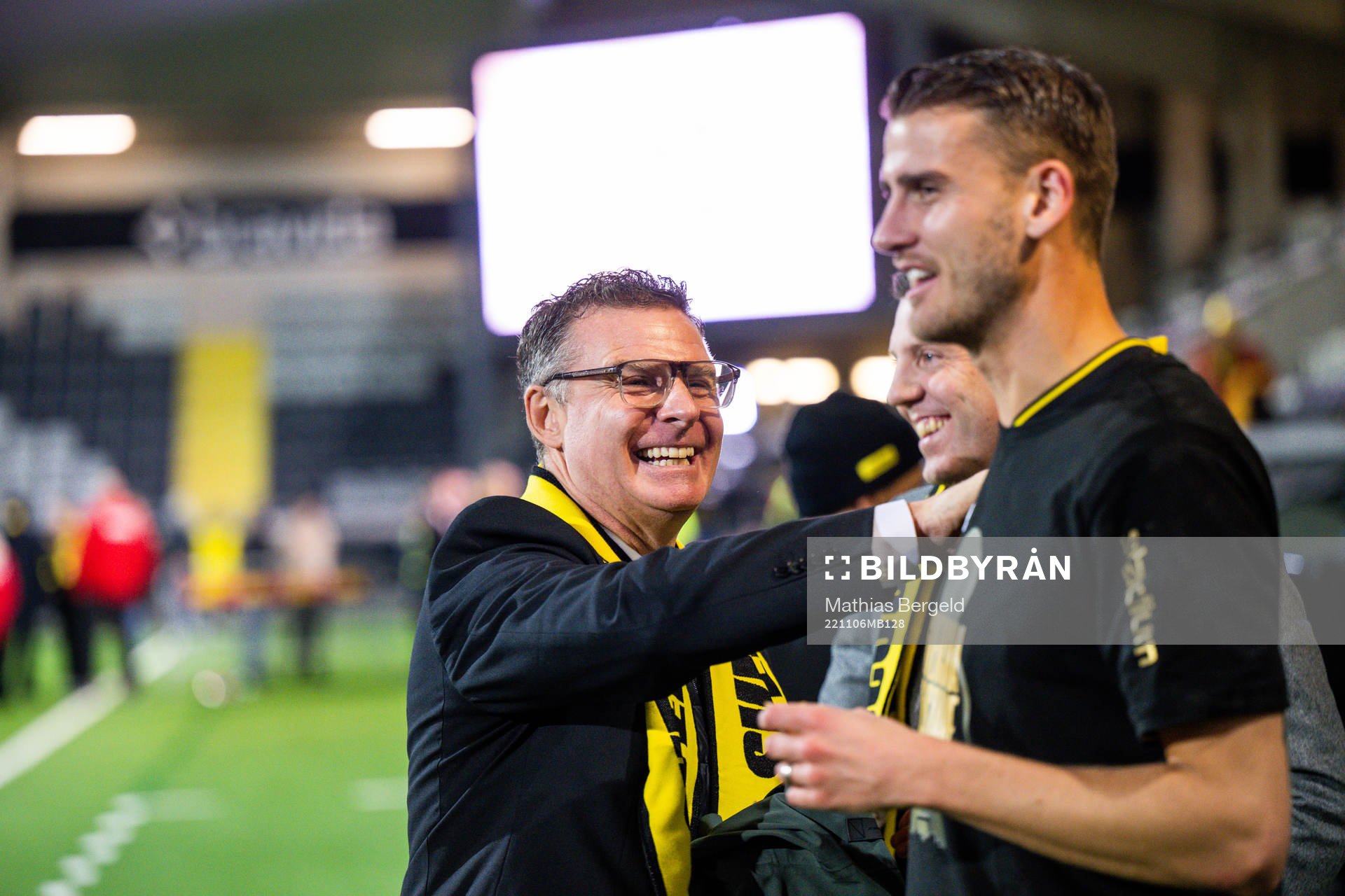 Häckens ledamot Johan Lövqvist och Johan Hammar jublar