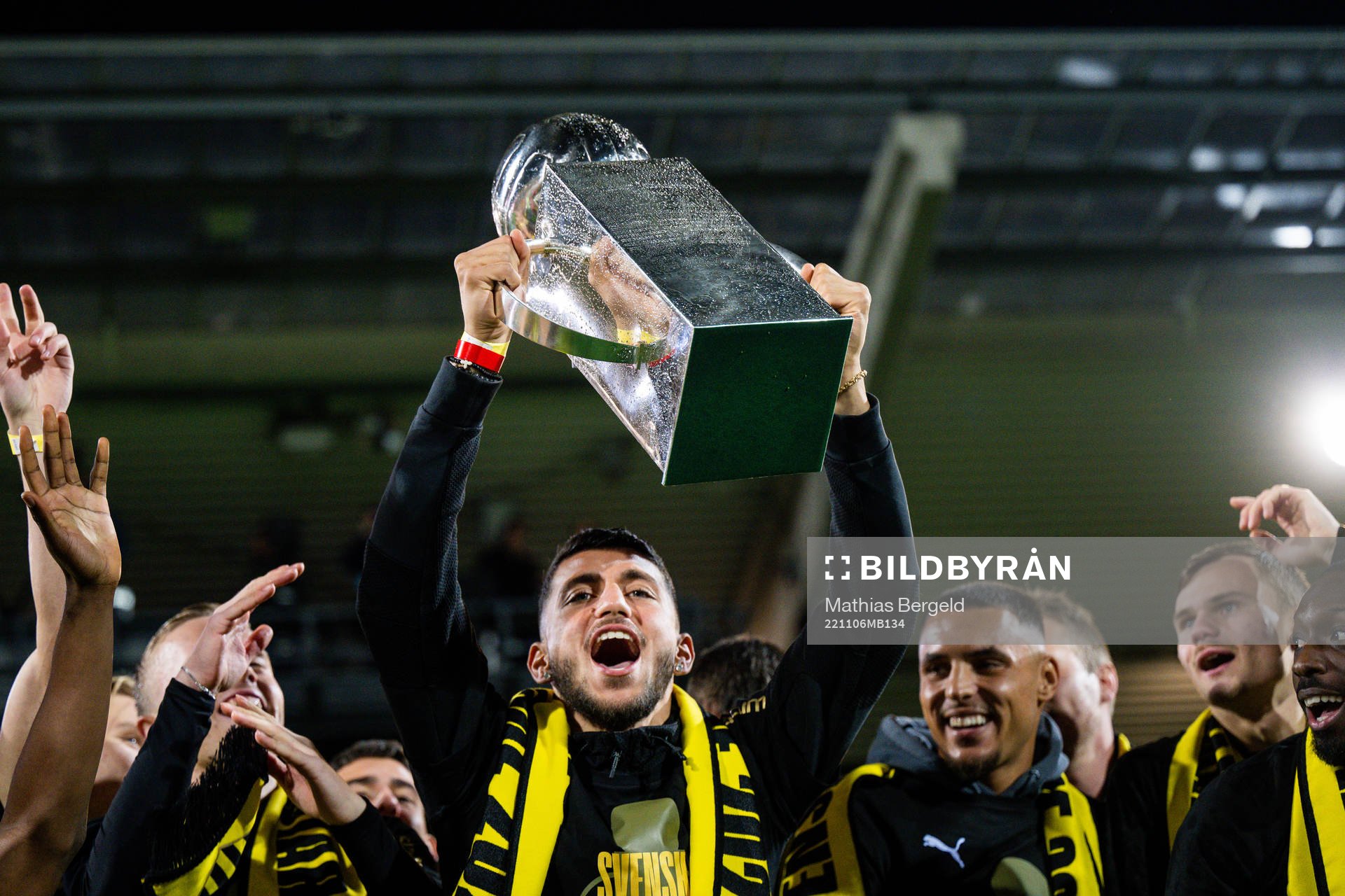 Häckens Leonardo Farah Shahin jublar med pokalen