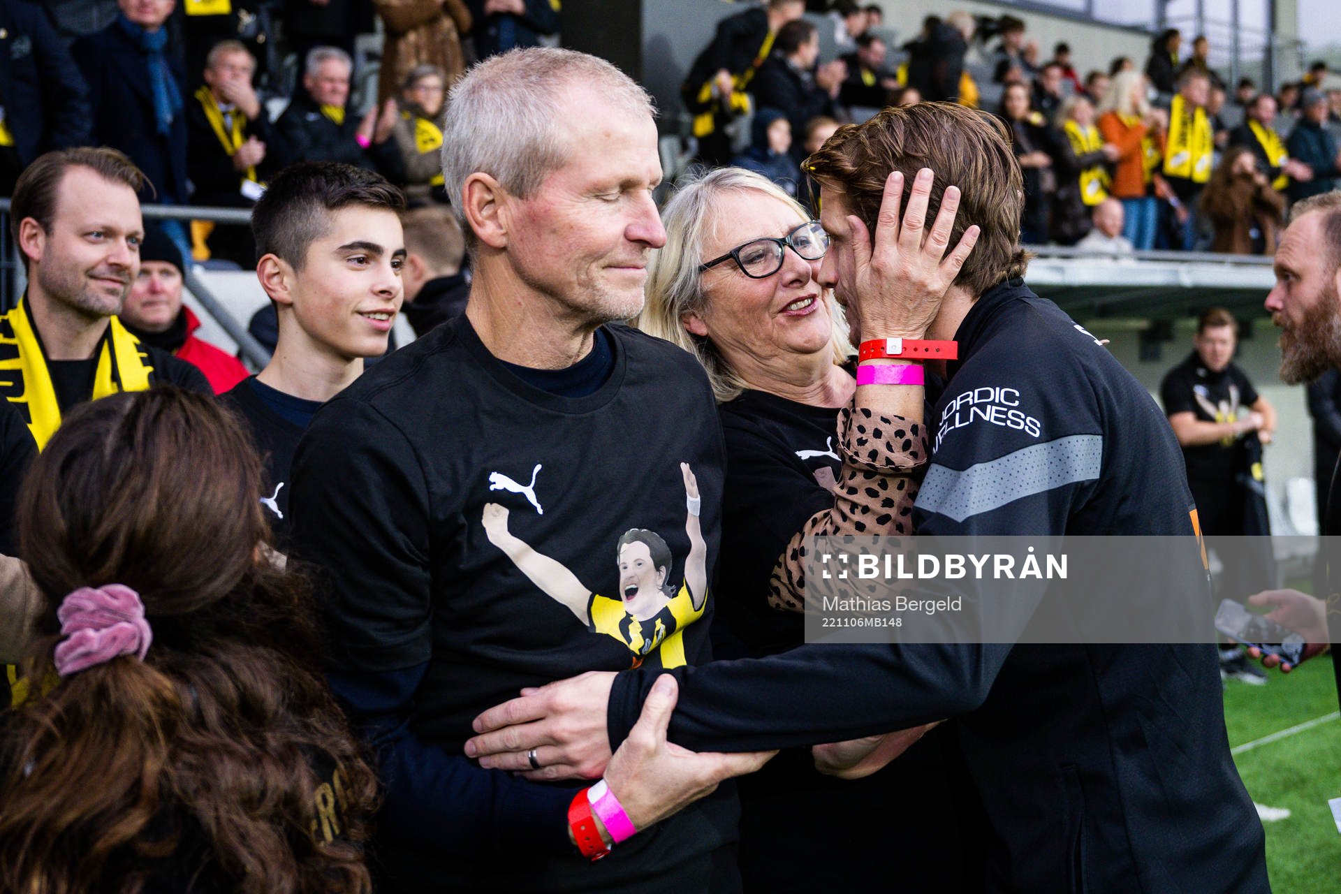Häckens Erik Friberg kramar om pappa Peter och mamma när han hyllas inför under fotbollsmatchen i Allsvenskan mellan Häcken och IFK Norrköping den 6 november 2022 i Göteborg.