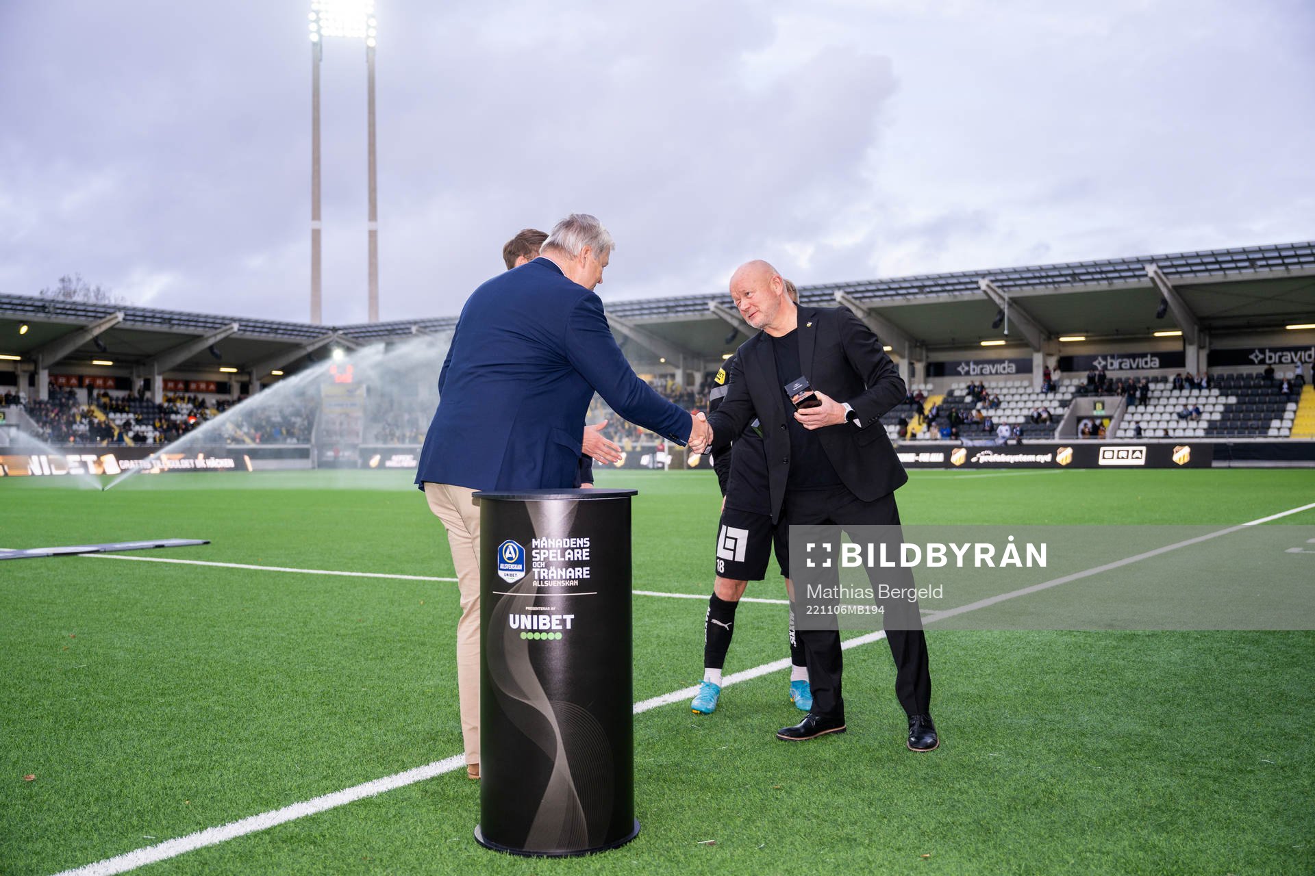 Häckens tränare Per-Mathias Høgmo tar emot pris för
