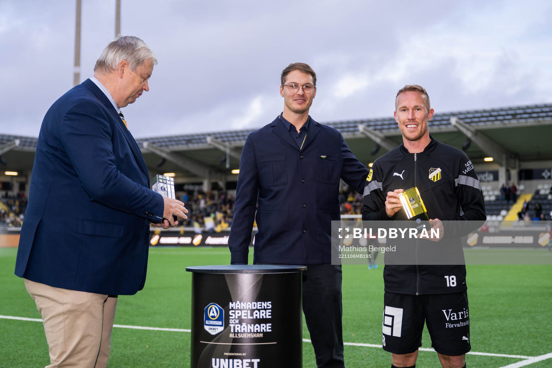 Häckens Mikkel Rygaard Jensen tar emot pris för månadens