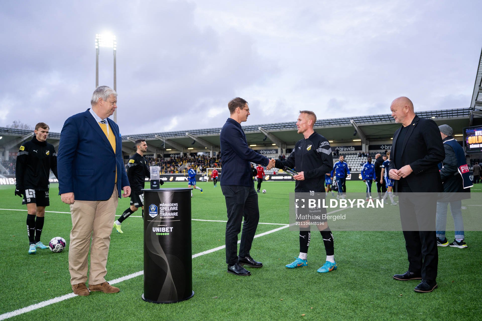 Häckens Mikkel Rygaard Jensen tar emot pris för månadens