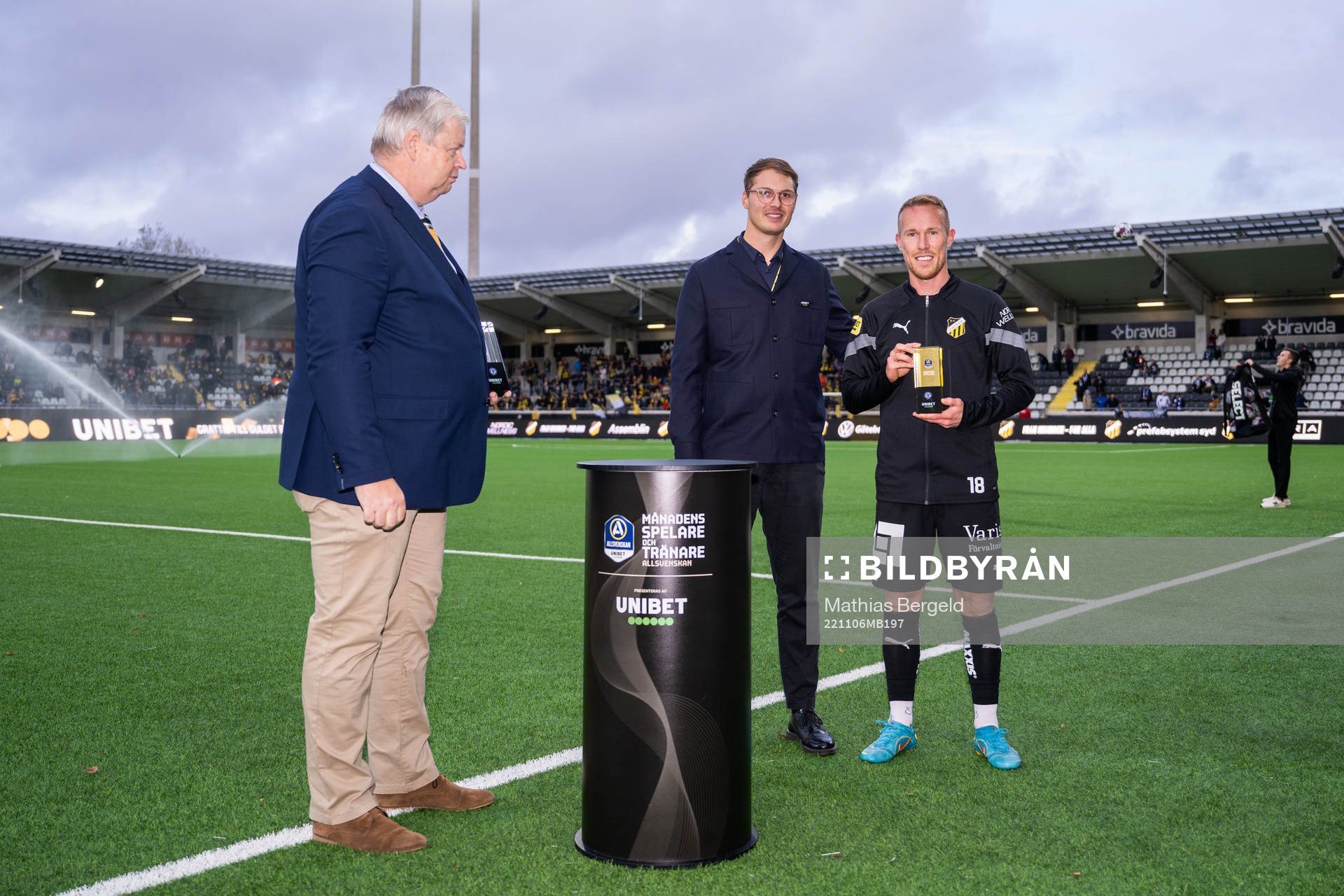 Häckens Mikkel Rygaard Jensen tar emot pris för månadens