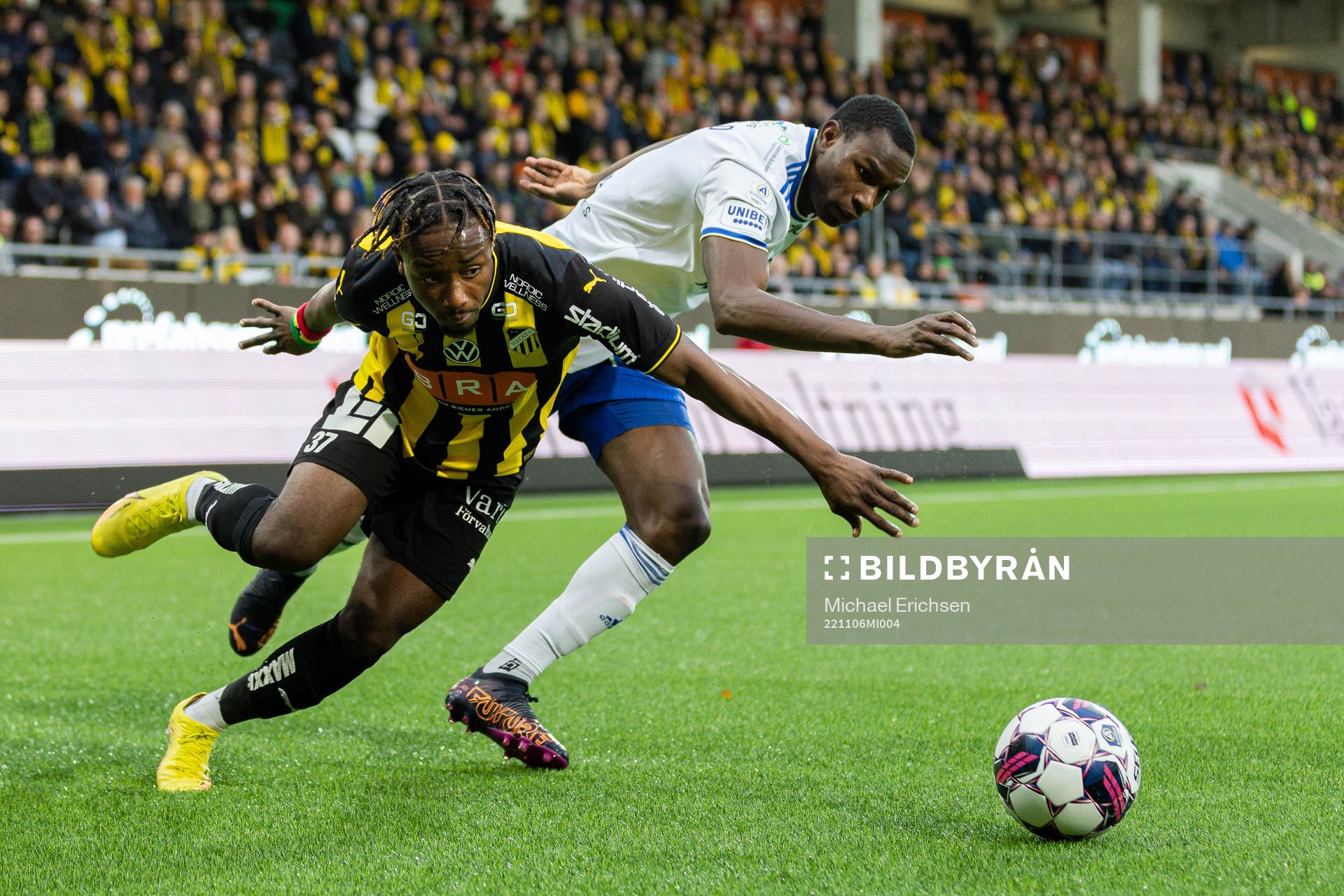 Häckens Ibrahim Sadiq och IFK Norrköpings Godswill Ekpolo Egbulu under fotbollsmatchen i Allsvenskan mellan Häcken och IFK Norrköping den 6 november 2022 i Göteborg.