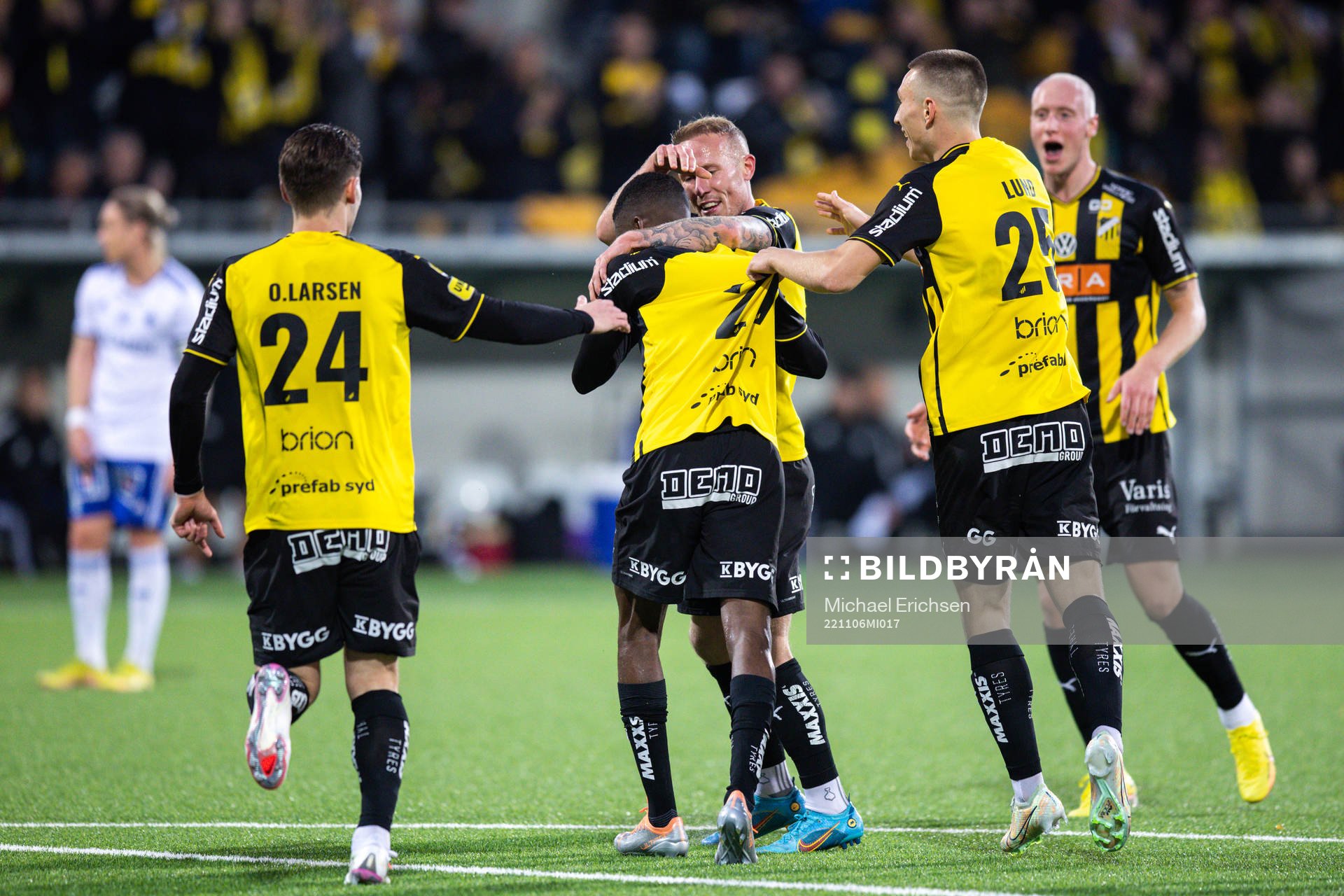 Häckens Akoua Romeo Amane jublar