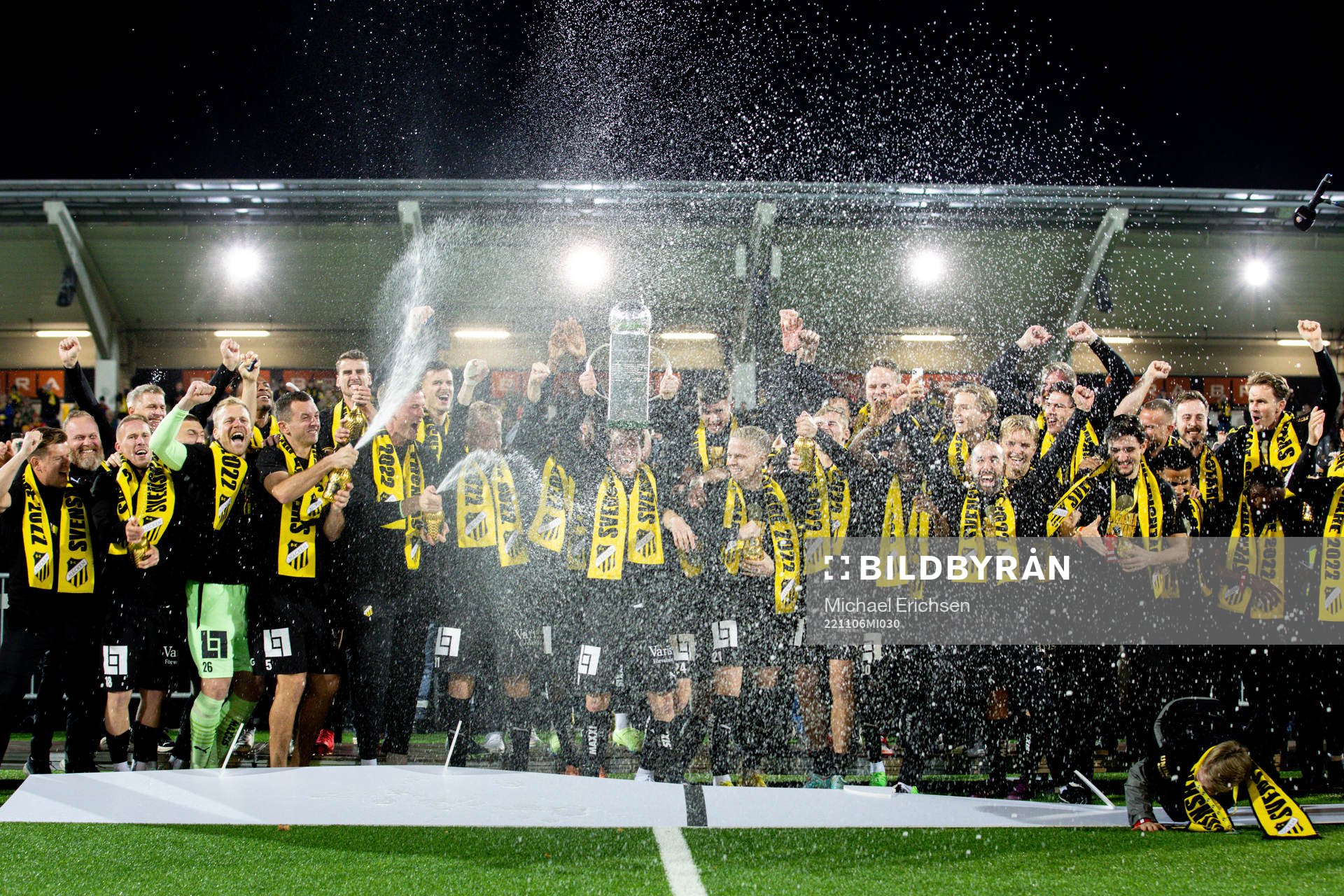Häckens spelare jublar med pokalen