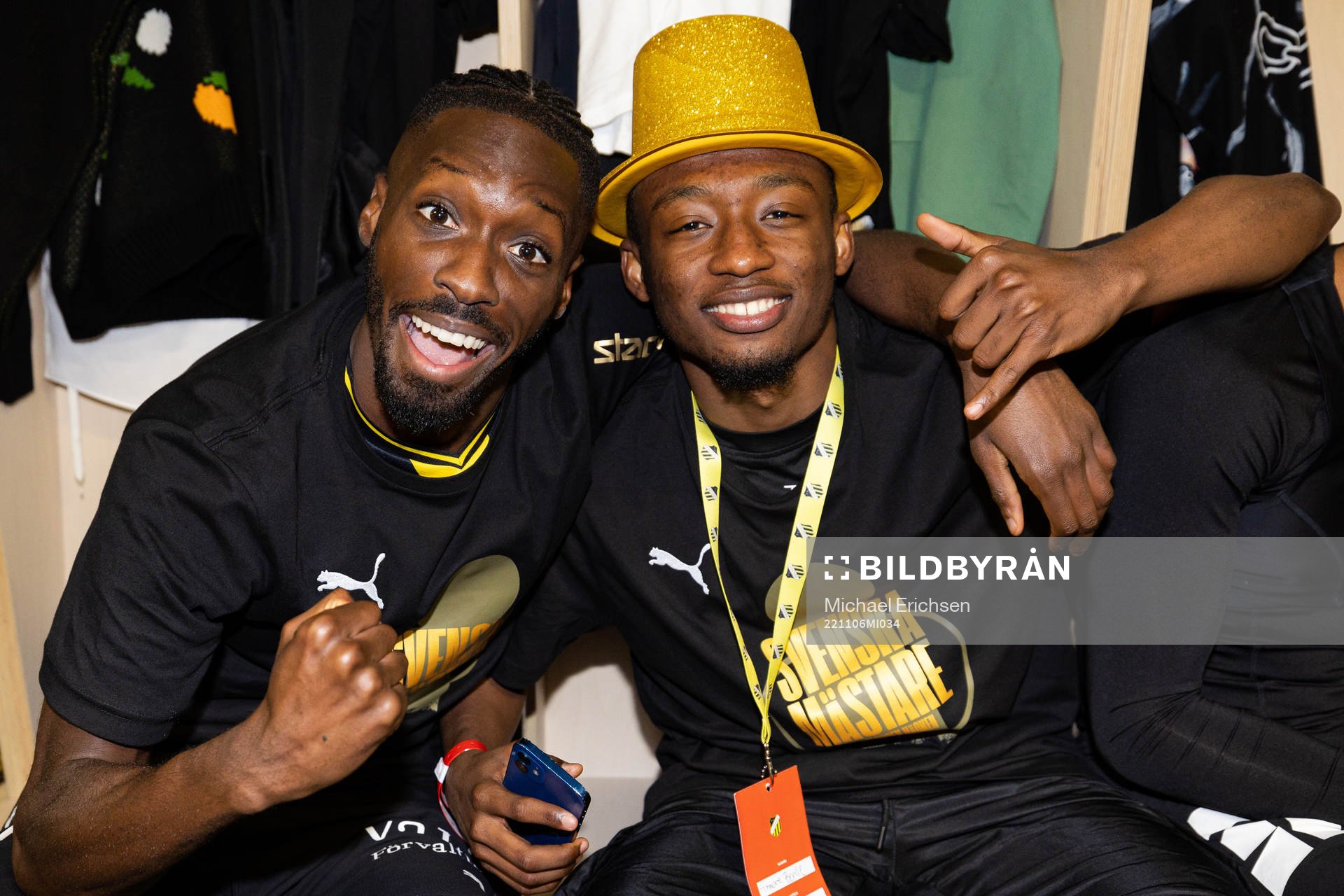 Häckens Blair Sebastian Turgott och Benie Traore jublar