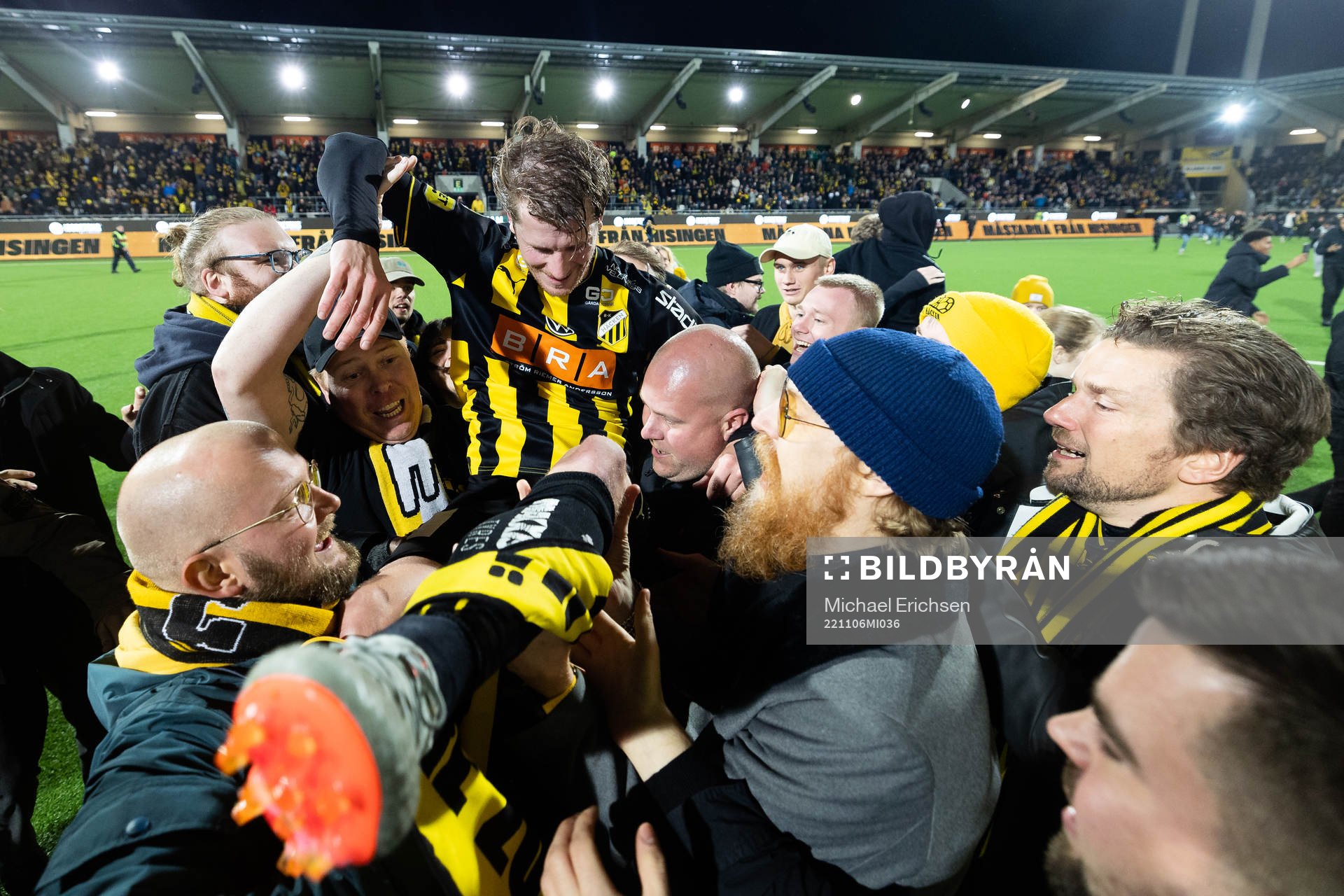 Häckens Erik Friberg jublar med publiken