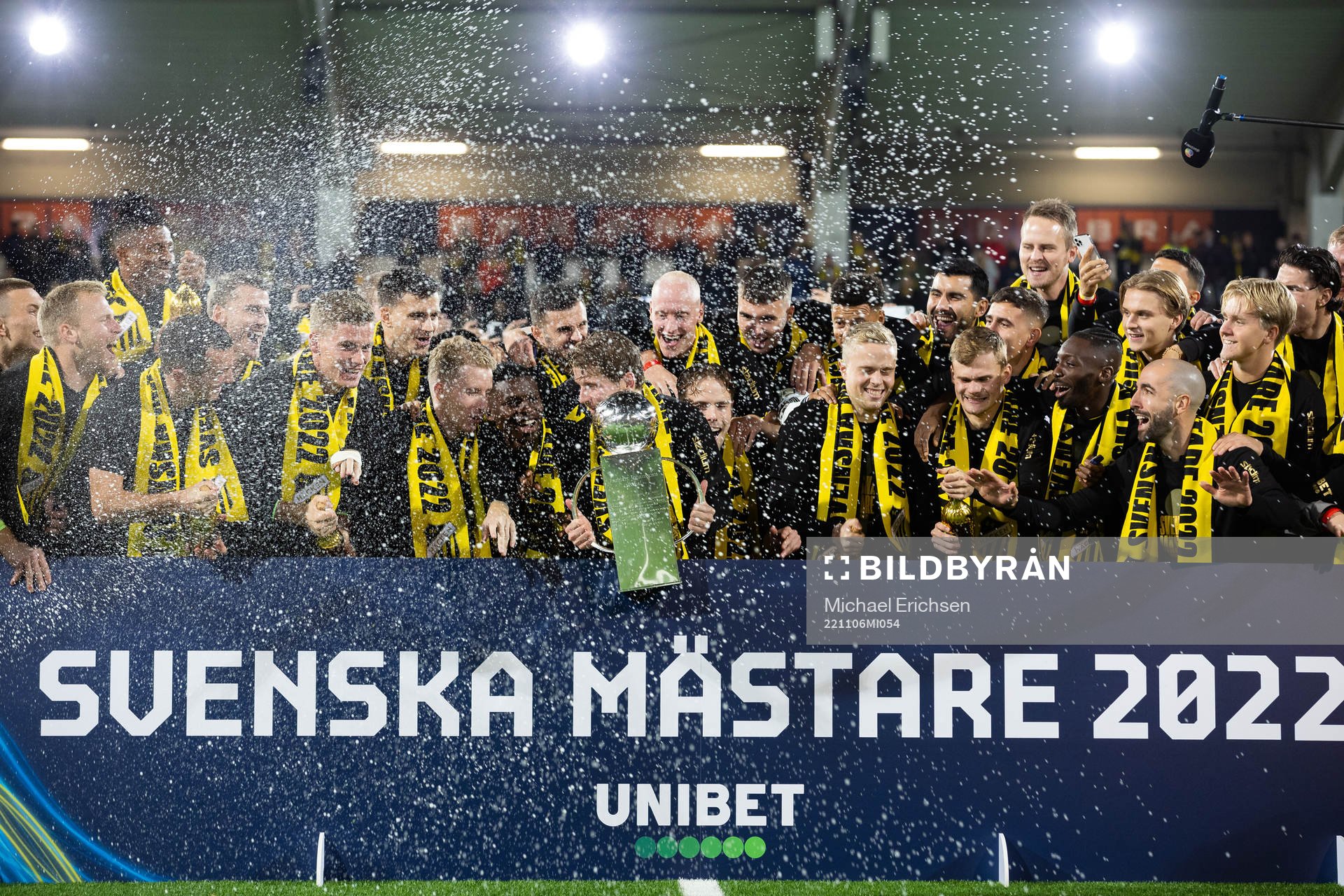 Häckens Erik Friberg jublar med pokalen