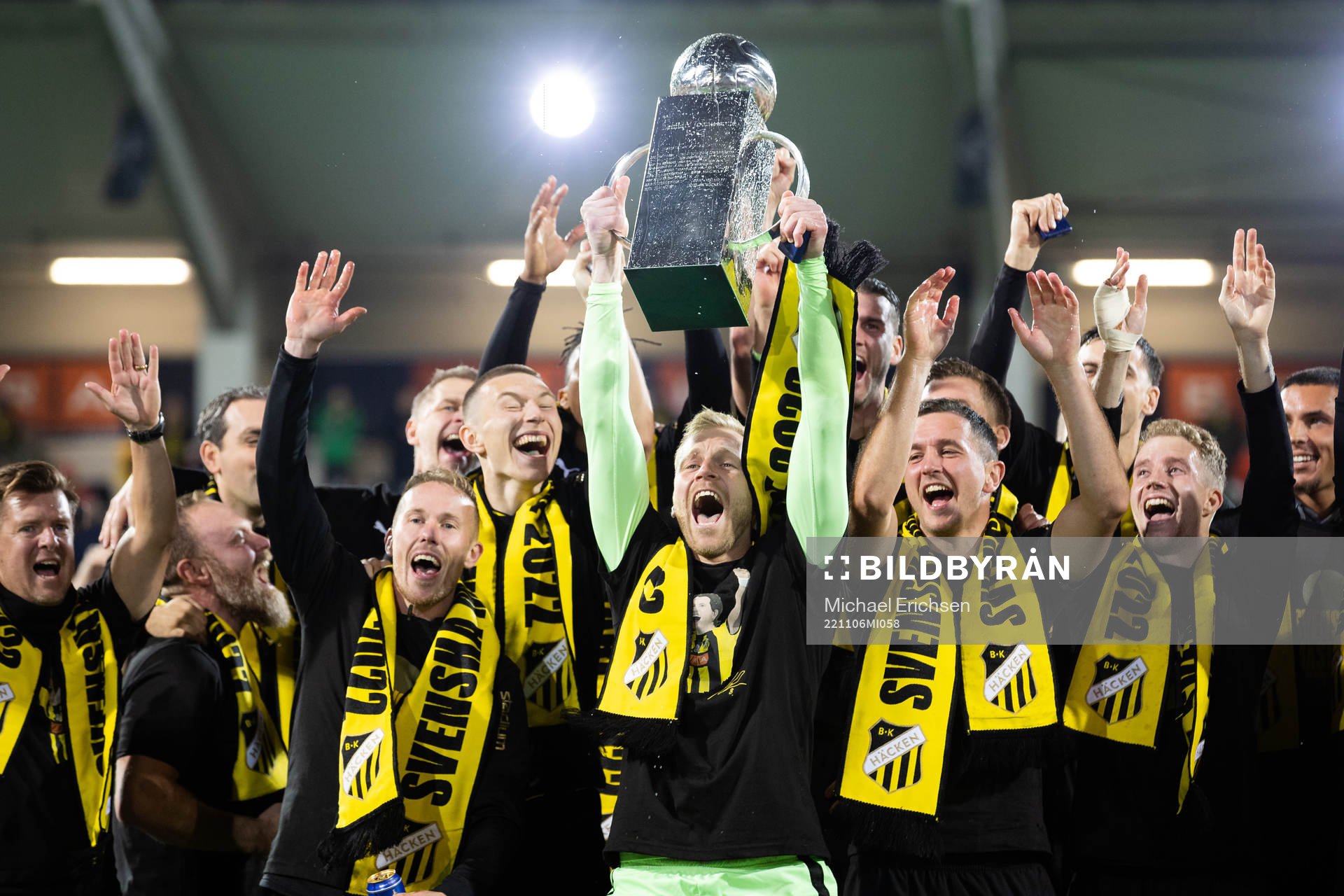 Häckens målvakt Peter Abrahamsson  jublar med pokalen