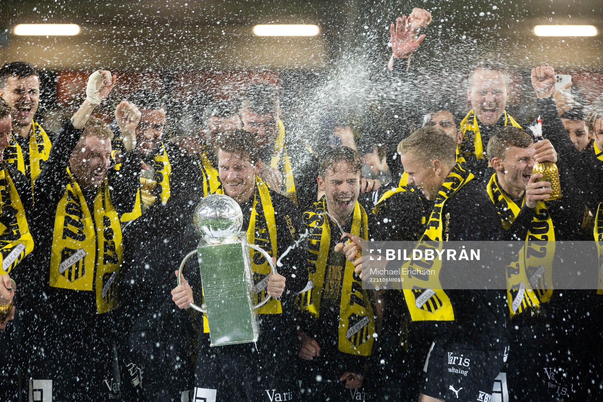 Häckens Erik Friberg jublar med pokalen