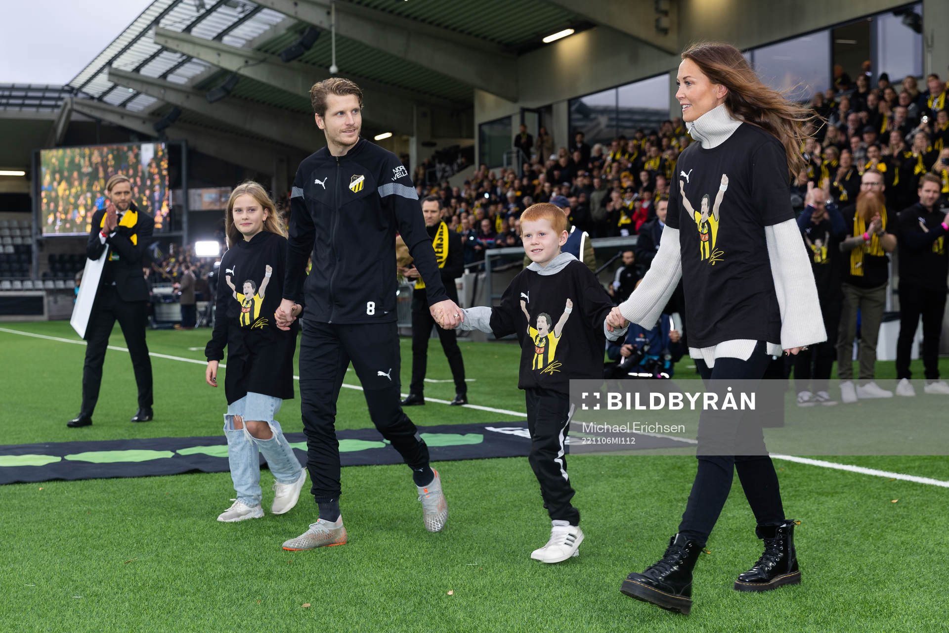 Häckens Erik Friberg med sin familj innan  fotbollsmatchen