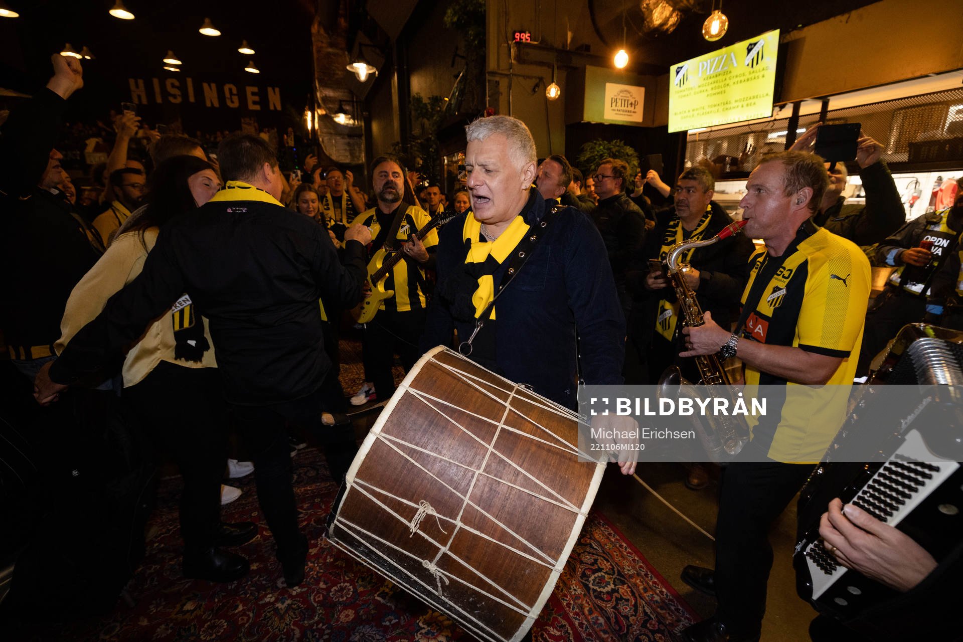 Bandet Andra Generationen uppträder under guldbanketten efter vinsten i Allsvenskan i fotboll den 6 november 2022 i Göteborg. 