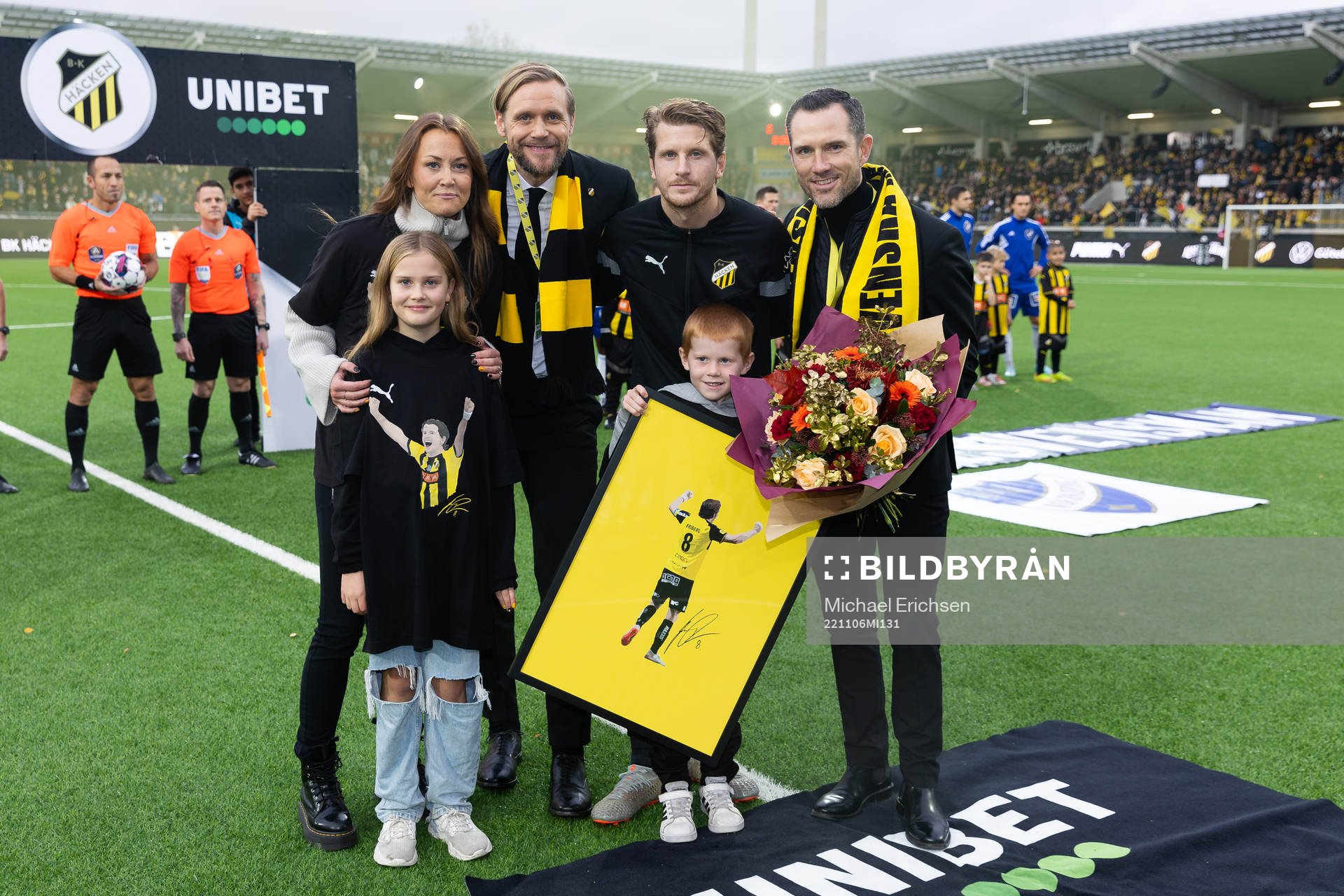 Häckens klubbchef Marcus Jodin och sportchef Martin Ericsson uppvaktar Erik Friberg med familj innan fotbollsmatchen i Allsvenskan mellan Häcken och IFK Norrköping den 6 november 2022 i Göteborg.