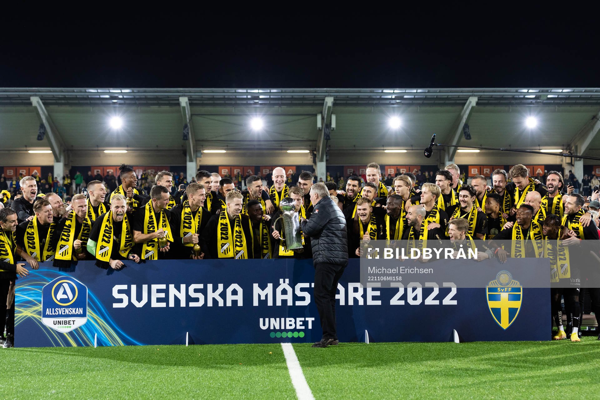 Svenska fotbollförbundets ordförande Karl-Erik Nilsson ger Lennart Johanssons pokal till Häckens lagkapten Erik Friberg efter fotbollsmatchen i Allsvenskan mellan Häcken och IFK Norrköping den 6 november 2022 i Göteborg.