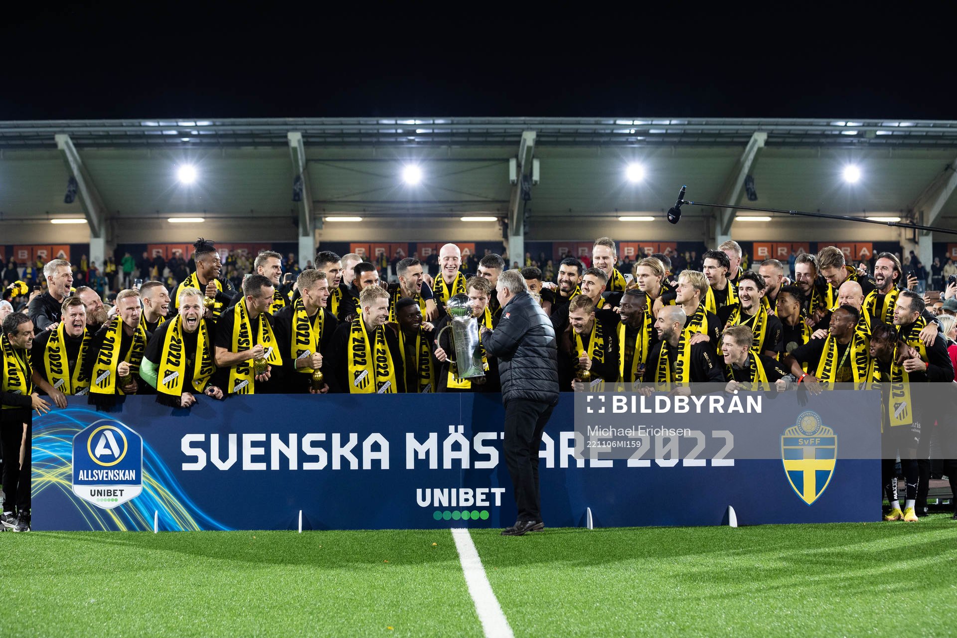 Svenska fotbollförbundets ordförande Karl-Erik Nilsson ger Lennart Johanssons pokal till Häckens lagkapten Erik Friberg efter fotbollsmatchen i Allsvenskan mellan Häcken och IFK Norrköping den 6 november 2022 i Göteborg.