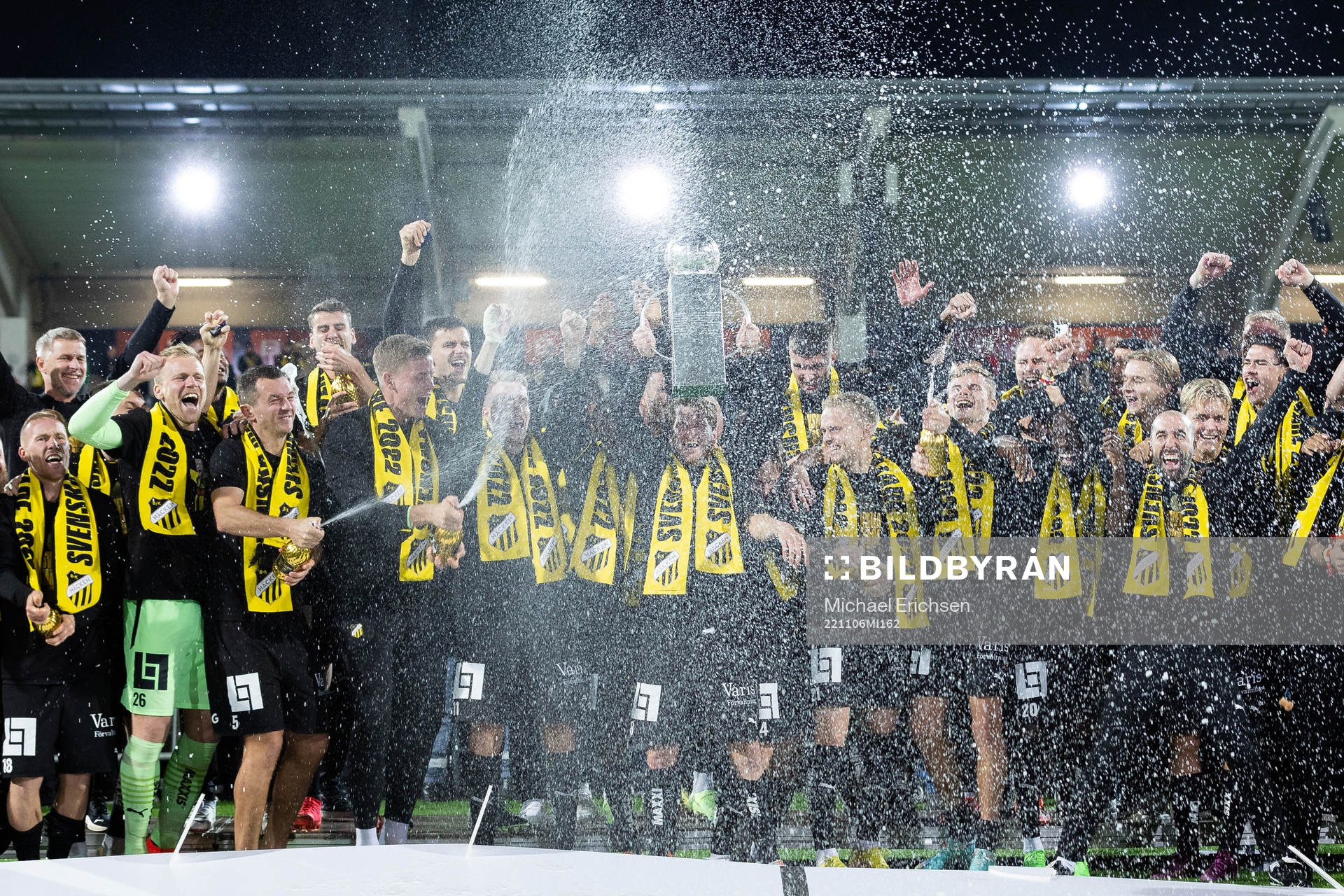 Häckens lagkapten Erik Friberg lyfter Lennart Johanssons
