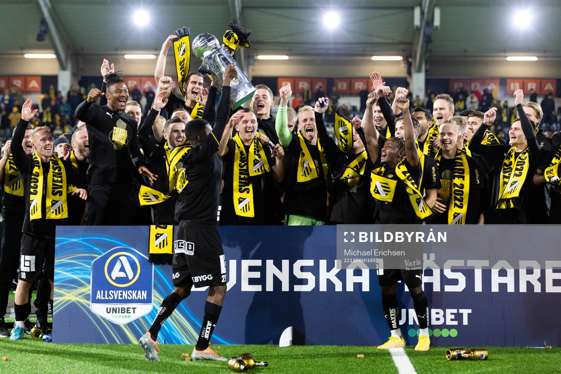 Häckens Akoua Romeo Amane lyfter Lennart Johanssons pokal