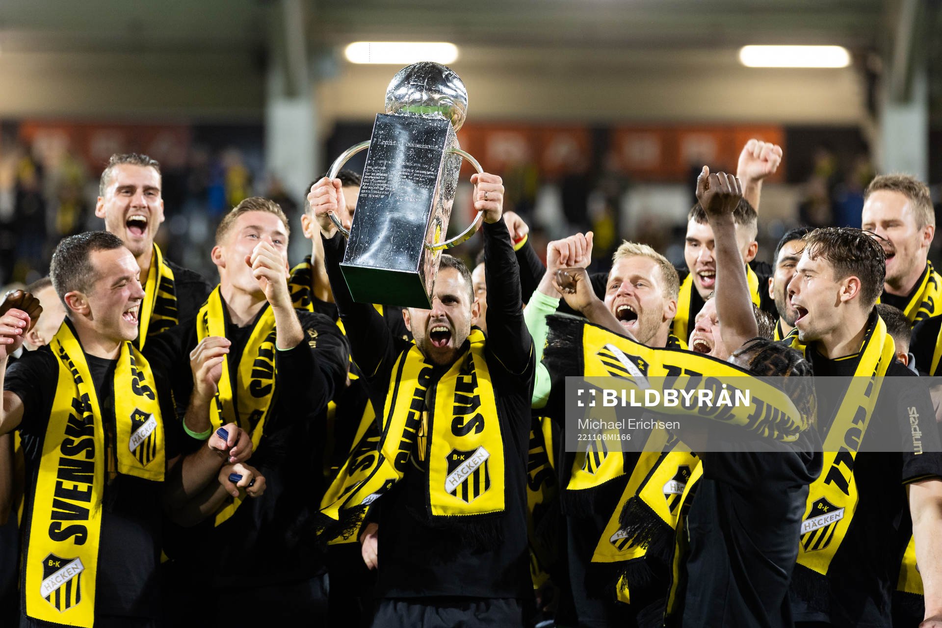 Häckens Kadir Hodzic lyfter Lennart Johanssons pokal