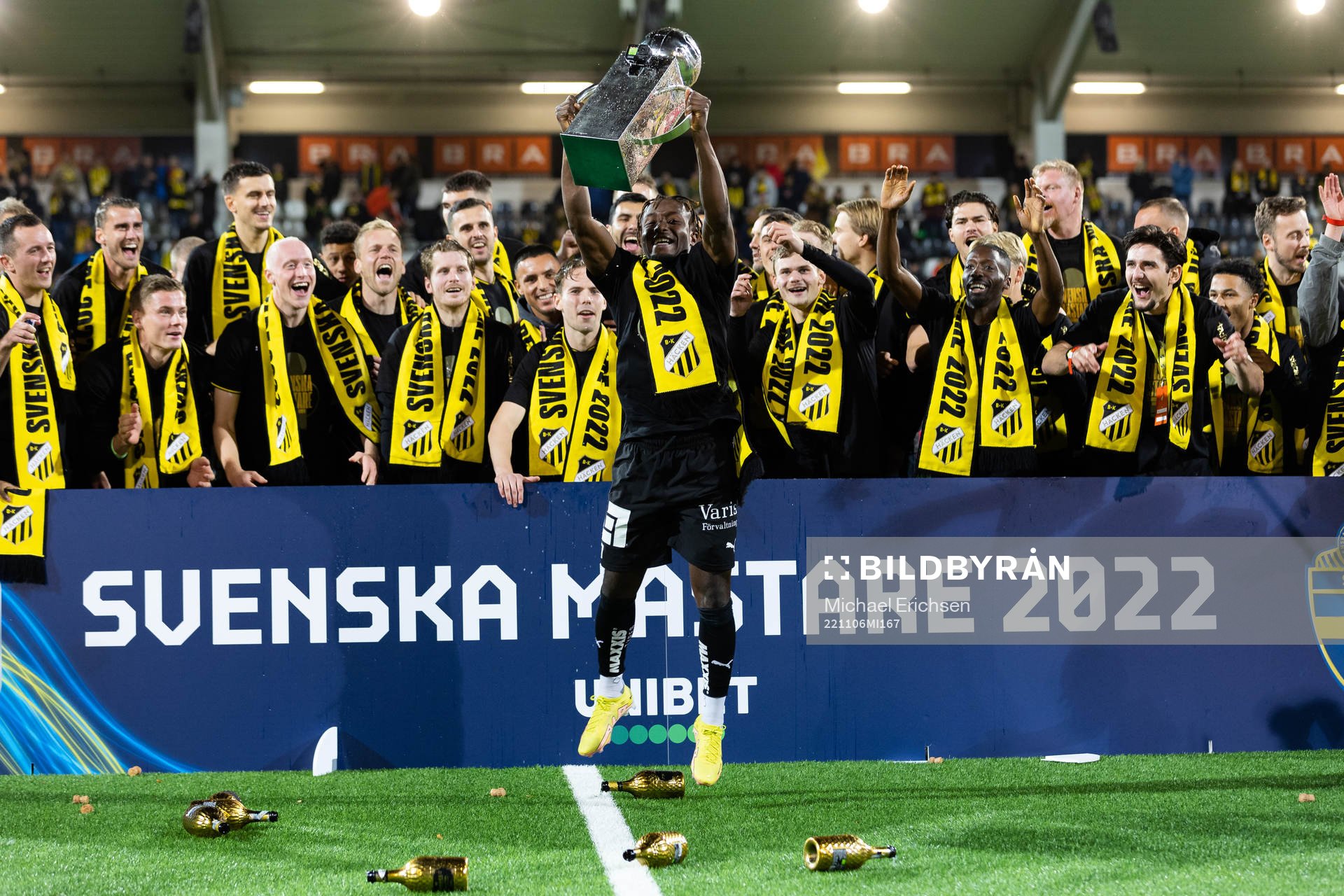 Häckens Ibrahim Sadiq lyfter Lennart Johanssons pokal