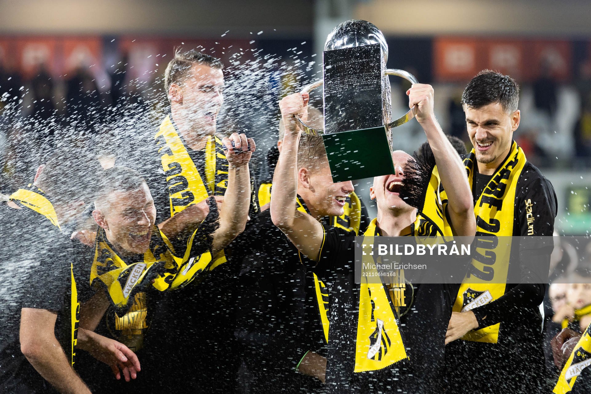 Häckens Valgeir Fridriksson lyfter Lennart Johanssons pokal