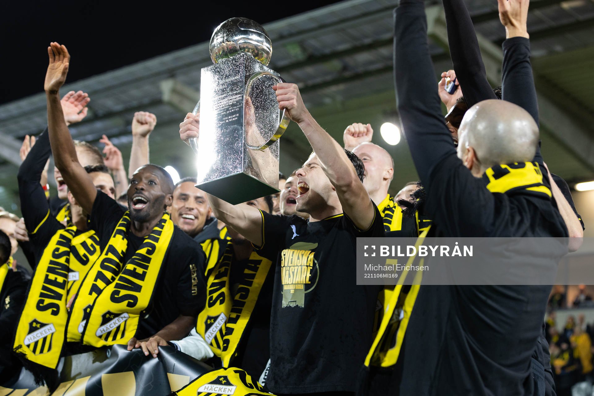 Häckens Lars Olden Larsen lyfter Lennart Johanssons pokal