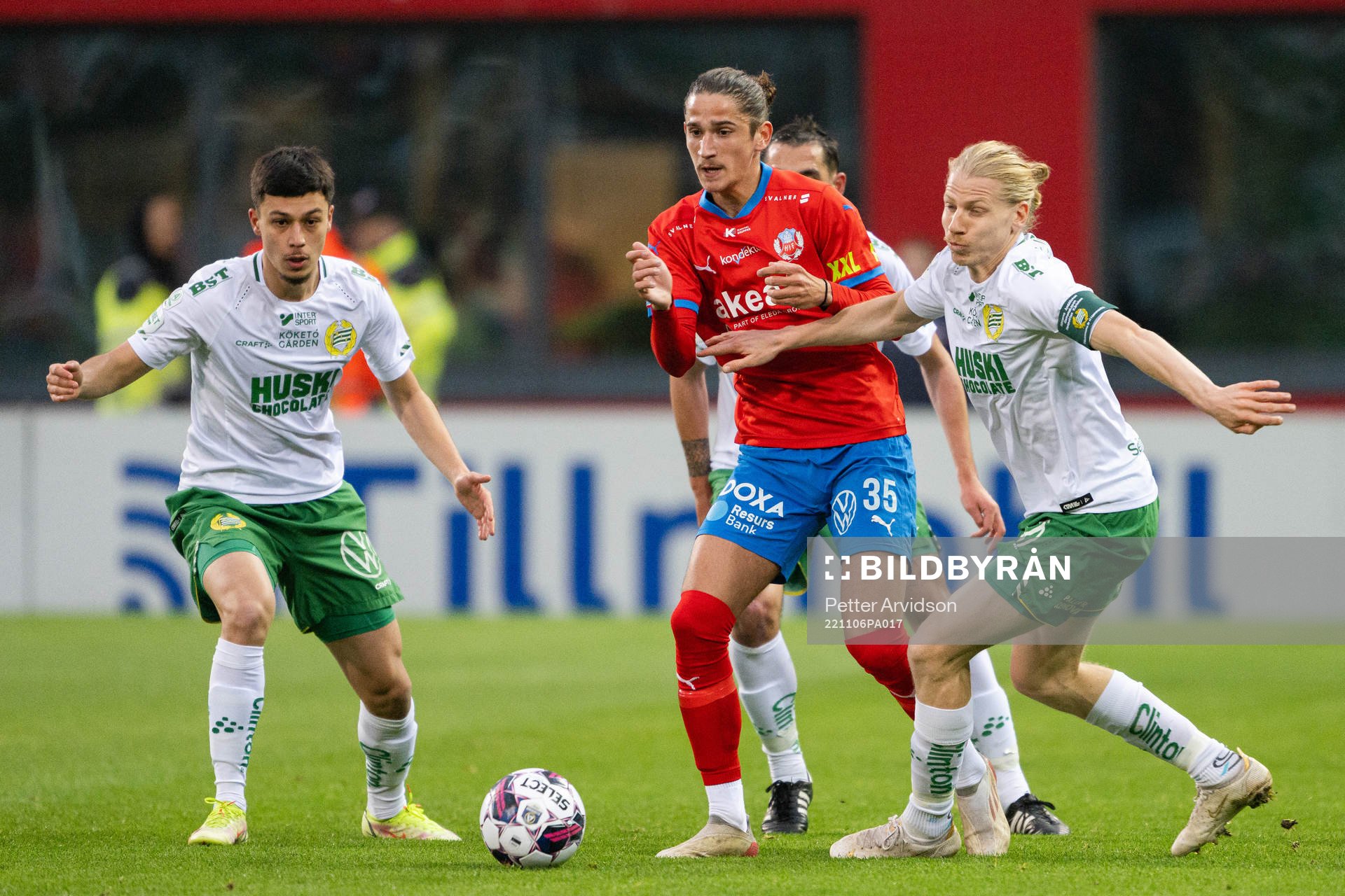 Helsingborgs Ervin Gigovic i en kamp mot Hammarbys Alper