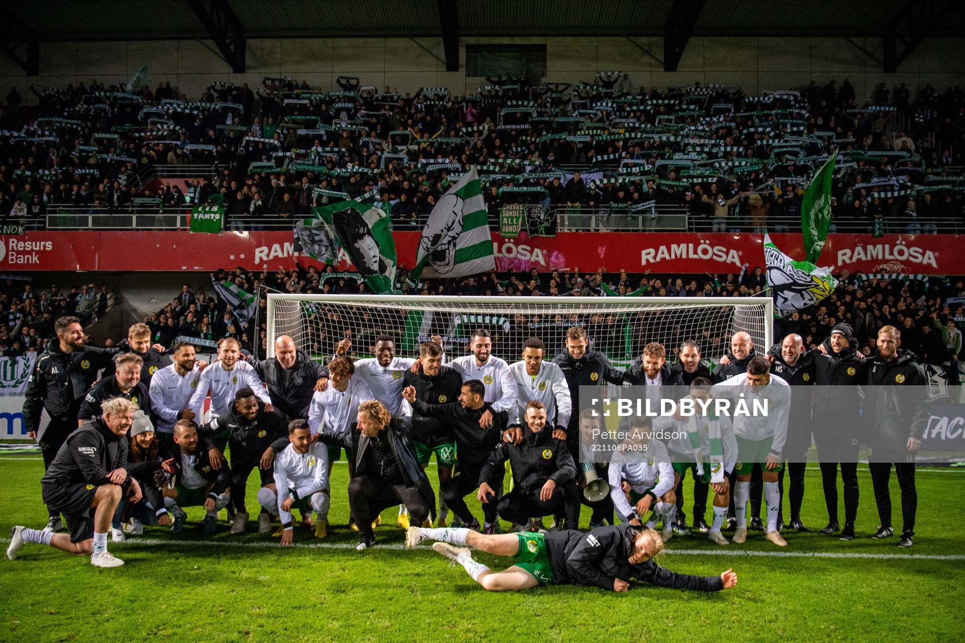 Hammarbys spelare jublar framför sina supportrar
