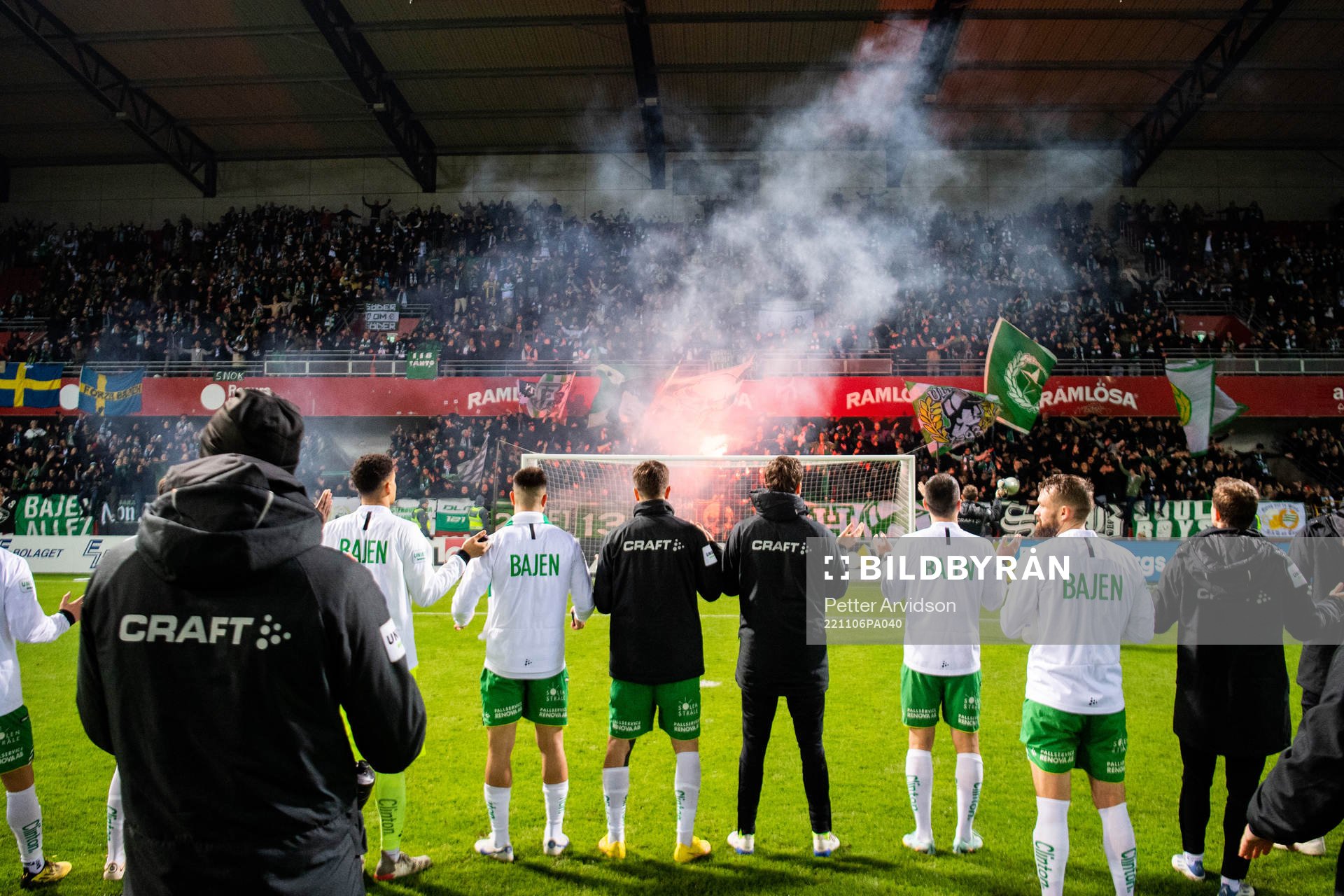 Hammarbys spelare framför sina supportrar
