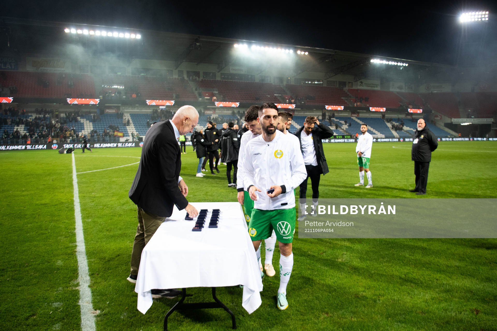 Hammarbys Nahir Besara tar emot sin medalj för tredje